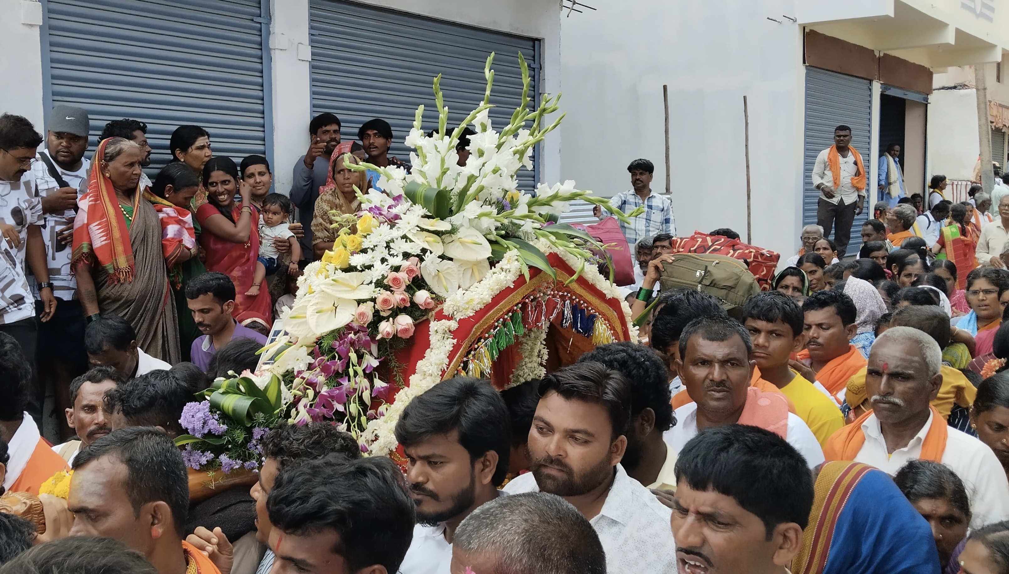 ಅದ್ದೂರಿಯಾಗಿ ಪಲ್ಲಕ್ಕಿ ಉತ್ಸವ ಜರುಗಿತು 