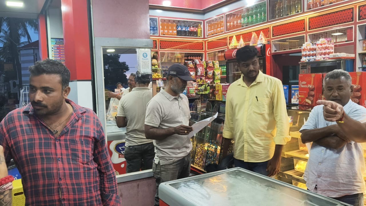 ನಾಗಮಂಗಲ ಪಟ್ಟಣದ ಕಾವೇರಿ ಬೇಕರಿಯ ಕೇಕ್ ತಿಂದು ಮಗು ಅಸ್ವಸ್ಥಗೊಂಡಿದ್ದರಿಂದ ಅಧಿಕಾರಿಗಳು ಭೇಟಿ ನೀಡಿ ಪರಿಶೀಲಿಸಿದರು