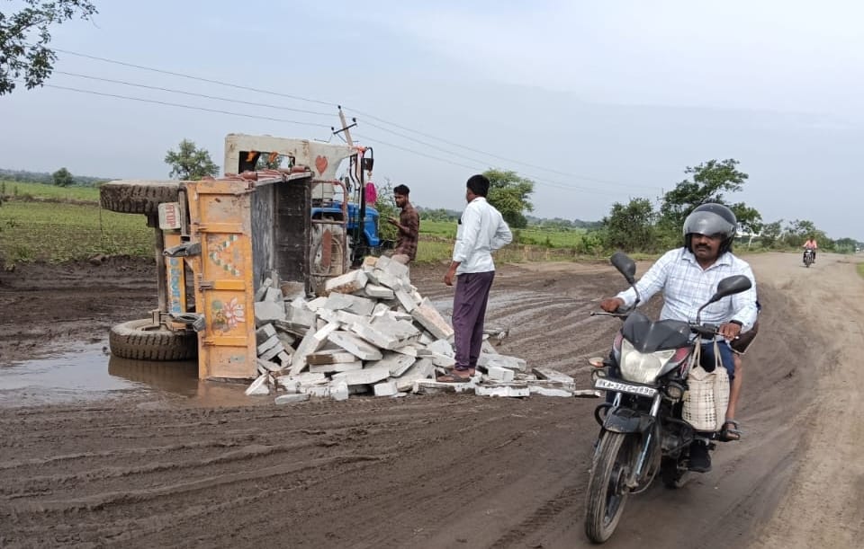 ಶಹಾಬಾದ್‌ನಿಂದ ಹೊನ್ನಕಿರಣಗಿಗೆ ಹೋಗುವ ಕಲ್ಲು ತುಂಬಿರುವ ಟ್ರ್ಯಾಕ್ಟರ್ ಗುಂಡಿಯಲ್ಲಿ ಸಿಕ್ಕಿಬಿದ್ದು ನಿಯಂತ್ರಣ ತಪ್ಪಿ ಉರುಳಿ  ಬಿದ್ದಿರುವುದು 