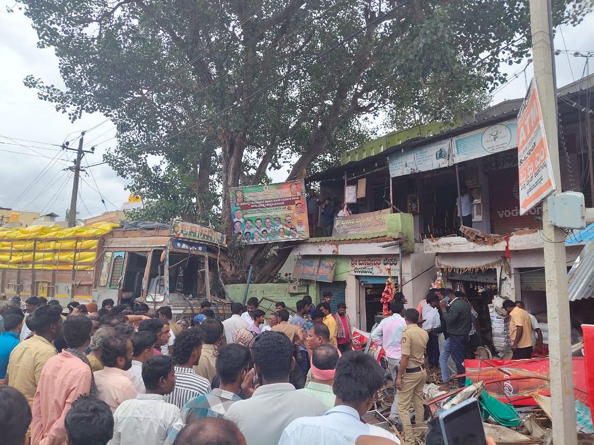 ಕೊರಟಗೆರೆ | ಬೇಕರಿಗೆ ನುಗ್ಗಿದ ಲಾರಿ ಮೂವರು ಸಾವು