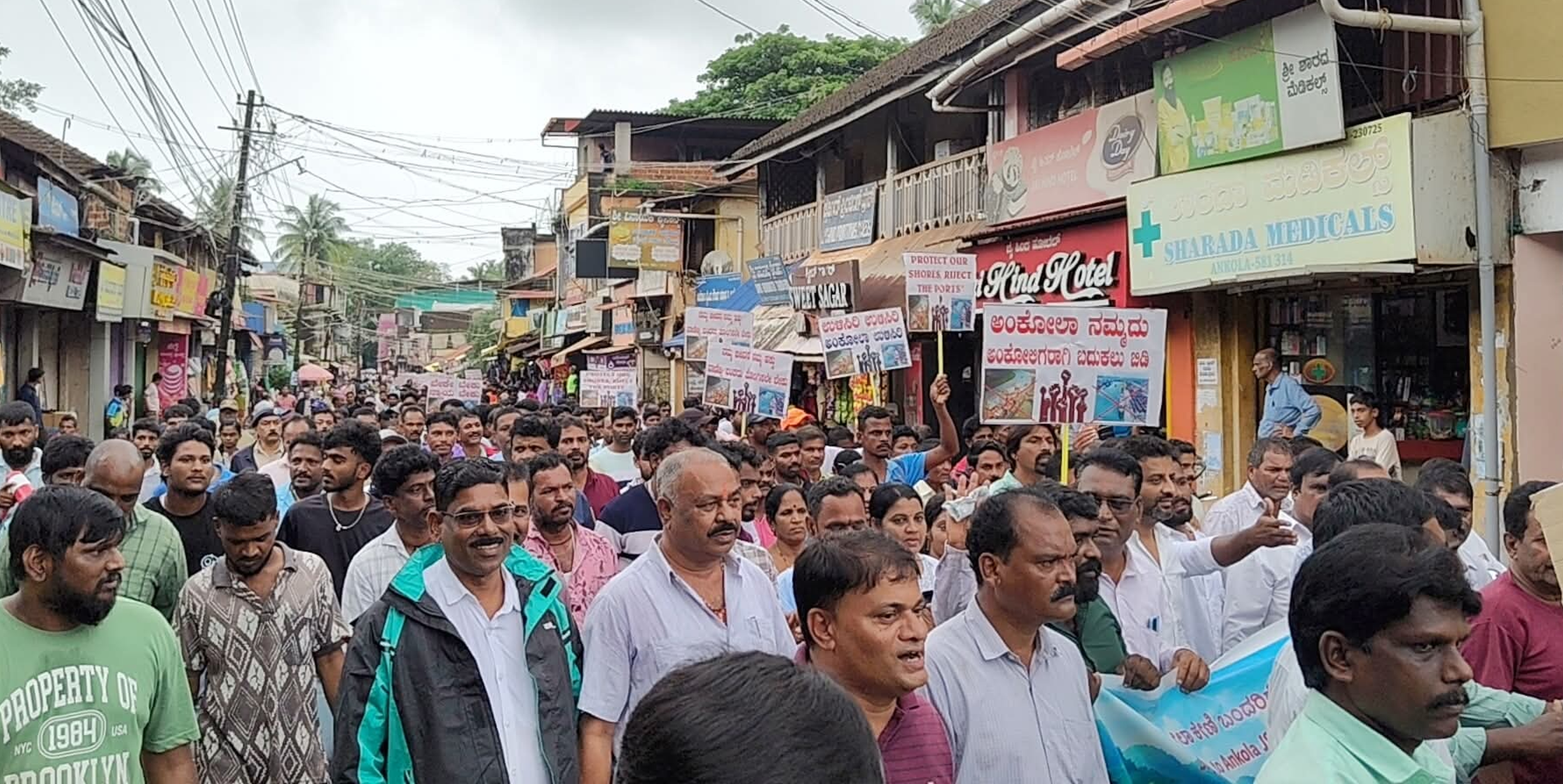 ಕೇಣಿ ಗ್ರೀನ್‌ಫೀಲ್ಡ್ ವಾಣಿಜ್ಯ ಬಂದರು ಯೋಜನೆ ವಿರೋಧಿಸಿ ಅಂಕೋಲಾ ಪಟ್ಟಣದಲ್ಲಿ ನಡೆದ ಪ್ರತಿಭಟನಾ ಮೆರವಣಿಗೆಯಲ್ಲಿ ಮೀನುಗಾರರೊಂದಿಗೆ ವಿಧಾನ ಪರಿಷತ್ ಸದಸ್ಯ ಗಣಪತಿ ಉಳ್ವೇಕರ್ ಇತರ ಮುಖಂಡರು ಹೆಜ್ಜೆ ಹಾಕಿದರು.