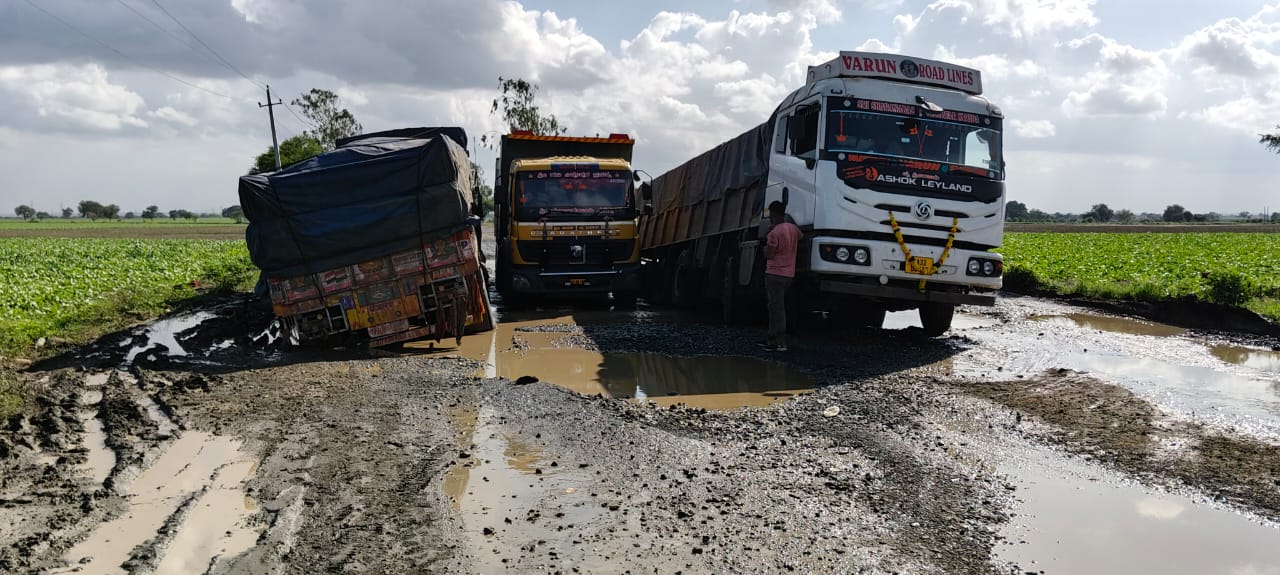 ಶಹಾಬಾದ್‌ನಿಂದ ಜೇವರ್ಗಿಗೆ ಹೋಗುವ ರಸ್ತೆಯಲ್ಲಿ ಬೃಹತ್ ಆಕಾರದ ಗುಂಡಿಯಲ್ಲಿ ಒಂದೇ ಸ್ಥಳದಲ್ಲಿ ಲಾರಿಗಳು ಸಿಲುಕಿರುವುದು