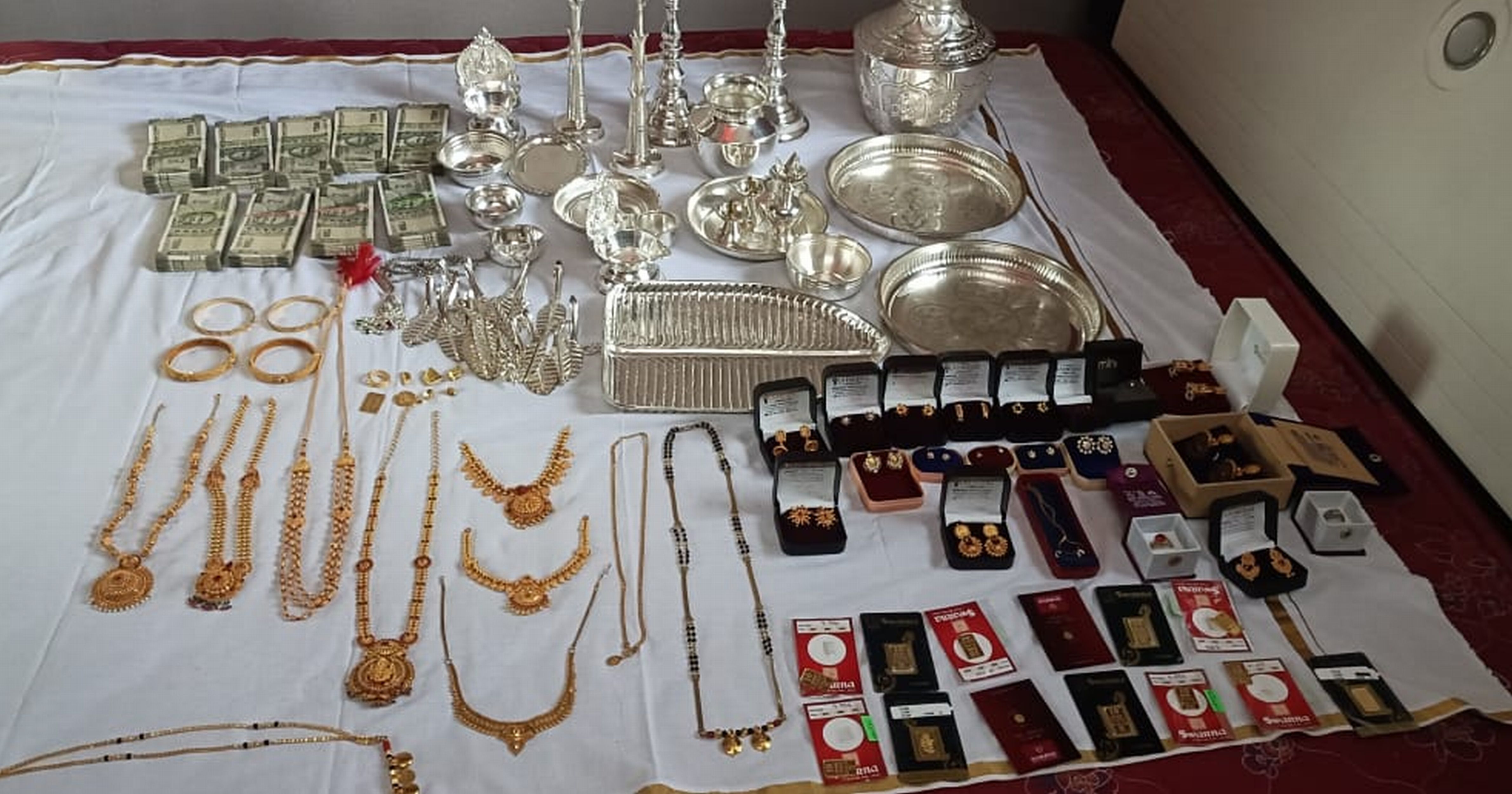 ಶೇಖು ಚವ್ಹಾಣ್ ಅವರ ಮನೆಯಲ್ಲಿ ಸಿಕ್ಕ ಚಿನ್ನಾಭರಣ
