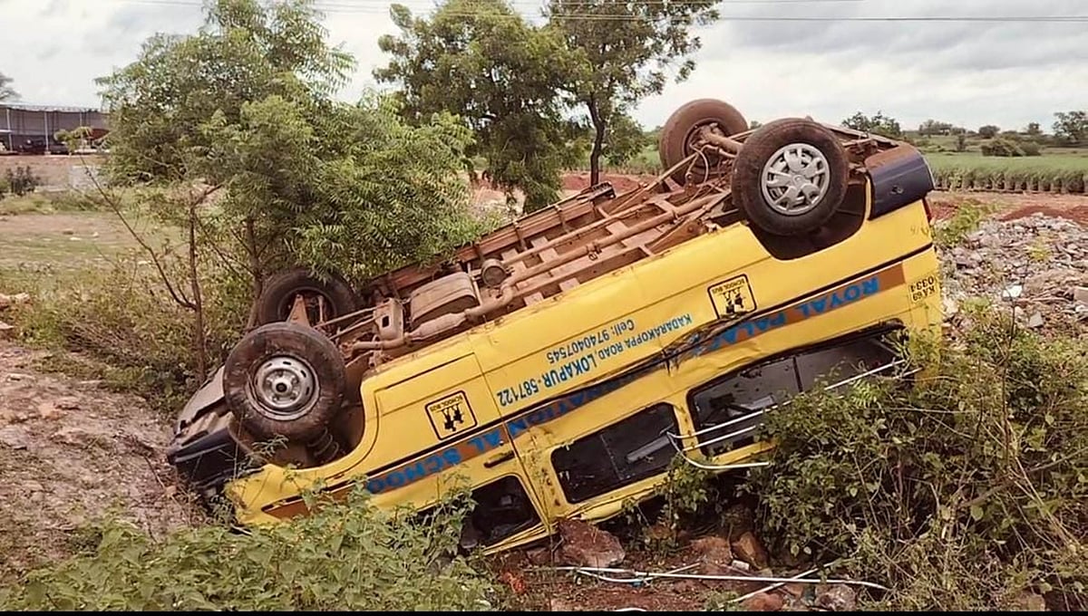 ಲೋಕಾಪುರ | ಶಾಲೆ ವಾಹನ ಪಲ್ಟಿ: ವಿದ್ಯಾರ್ಥಿಗಳಿಗೆ ಗಾಯ 