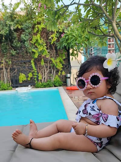 8 ತಿಂಗಳ ತ್ರಿದೇವಿ ಪೊನ್ನಕ್ಕ 2 ವಾರಗಳಲ್ಲಿ 8 ವಿಮಾನಗಳಲ್ಲಿ ಪ್ರಯಾಣಿಸಿ  3 ದೇಶ ಸುತ್ತಿದ್ದಾಳೆ ಎಂದು ಹರ್ಷಿಕಾ ಸಾಮಾಜಿಕ ಜಾಲತಾಣದಲ್ಲಿ ತಿಳಿಸಿದ್ದಾರೆ