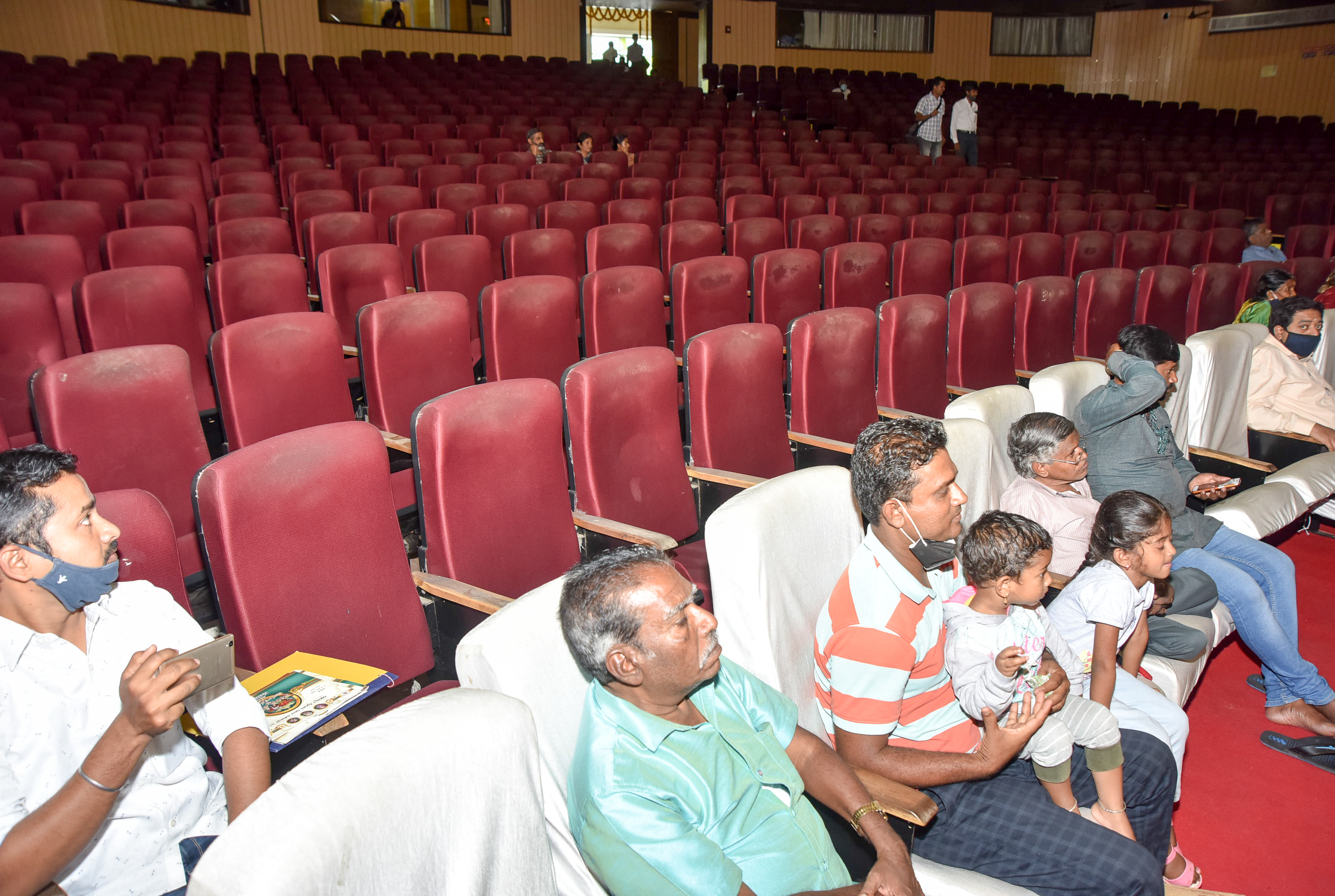 ಕಲಾಮಂದಿರದ ಕುರ್ಚಿಗಳು ಹಾಳಾಗಿರುವುದು