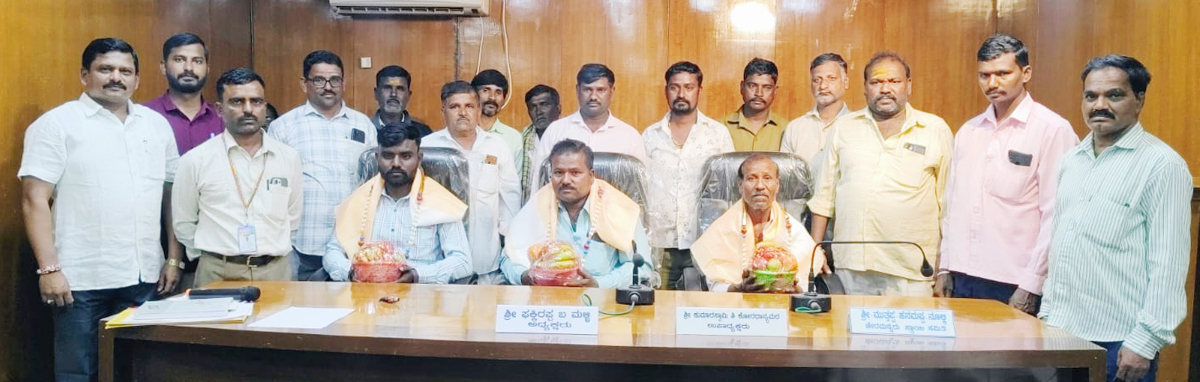 ನರೇಗಲ್ ಪಟ್ಟಣ ಪಂಚಾಯಿತಿ ಸಭಾಭವನದಲ್ಲಿ ಅಧ್ಯಕ್ಷ ಫಕೀರಪ್ಪ ಮಳ್ಳಿ ಅವರ ಅಧ್ಯಕ್ಷತೆಯಲ್ಲಿ ಬುಧವಾರ ವಿಶೇಷ ಸಾಮಾನ್ಯ ಸಭೆಯಲ್ಲಿ ವರ್ಗಾವಣೆಯಾದ ಹಾಗೂ ನಿವೃತ್ತರಾದ ಪೌರ ಕಾರ್ಮಿಕರನ್ನು ಸನ್ಮಾನಿಸಲಾಯಿತು