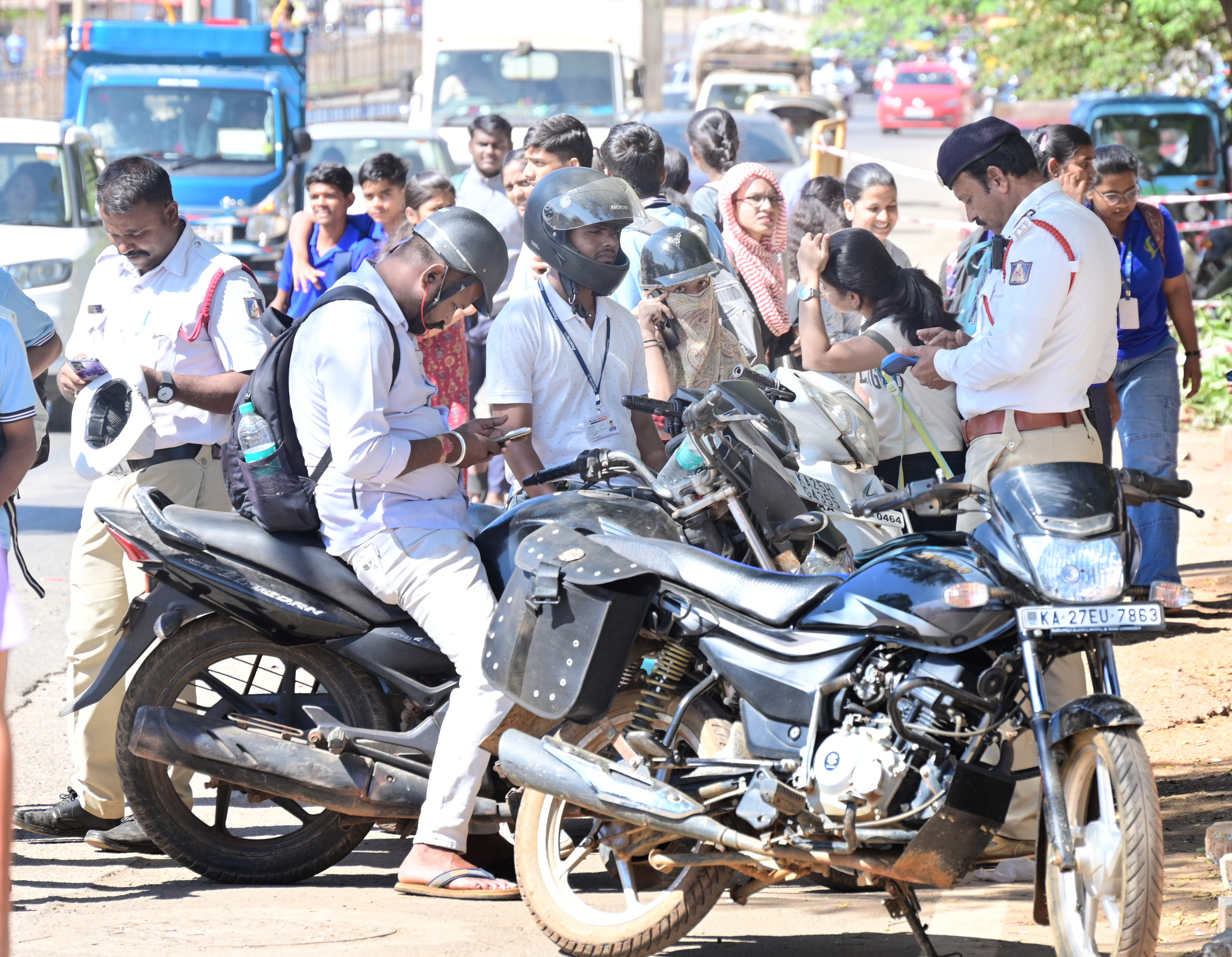ಹುಬ್ಬಳ್ಳಿಯ ಗೋಕುಲ ರಸ್ತೆಯಲ್ಲಿ ಸಂಚಾರ ನಿಯಮ ಉಲ್ಲಂಘಿಸಿದ ಸವಾರರಿಂದ  ಪೊಲೀಸರು ದಂಡ ವಸೂಲಿ ಮಾಡಿದರು
ಪ್ರಜಾವಾಣಿ ಚಿತ್ರ: ಗೋವಿಂದರಾಜ ಜವಳಿ