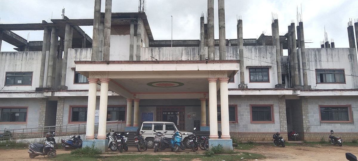 ನರಸಿಂಹರಾಜಪುರ | ಮಿನಿ ವಿಧಾನಸೌಧ ಗೋಡೆ ಬಿರುಕು: ಕಳಪೆ ಕಾಮಗಾರಿ ಆರೋಪ