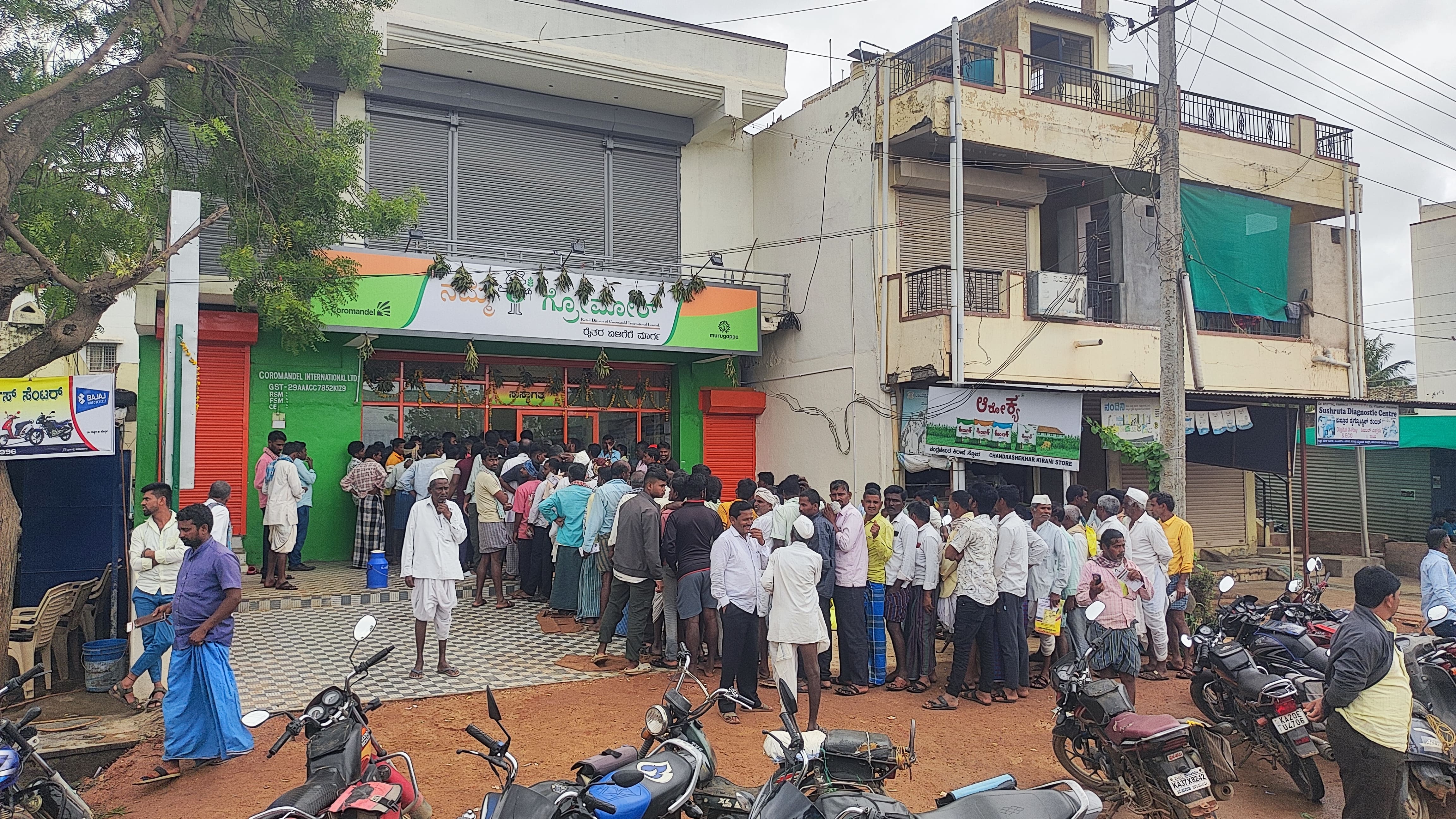 ಹನುಮಸಾಗರದ ಆಗ್ರೋ ಕೇಂದ್ರದ ಮುಂದೆ ಬುಧವಾರ ಯೂರಿಯಾ ಖರೀದಿಸಲು ಸರದಿಯಲ್ಲಿ ನಿಂತಿದ್ದ ರೈತರು