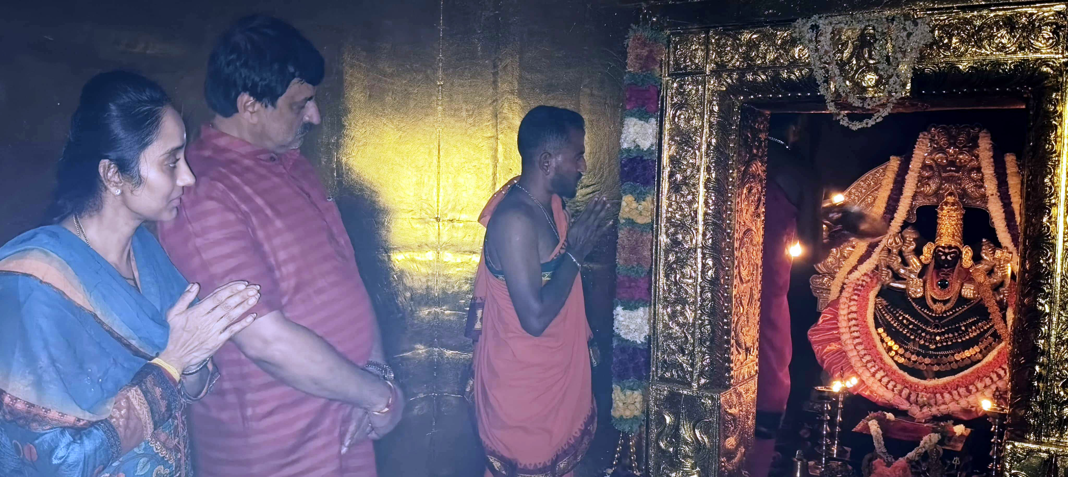 ಶಾಸಕ ಸಿ.ಪಿ.ಯೋಗೇಶ್ವರ್ ಅವರು ಪತ್ನಿ ಶೀಲಾ ಅವರ ಜೊತೆ ಚಾಮುಂಡೇಶ್ವರಿ ದೇವಿಗೆ ಪೂಜೆ ಸಲ್ಲಿಸಿದರು