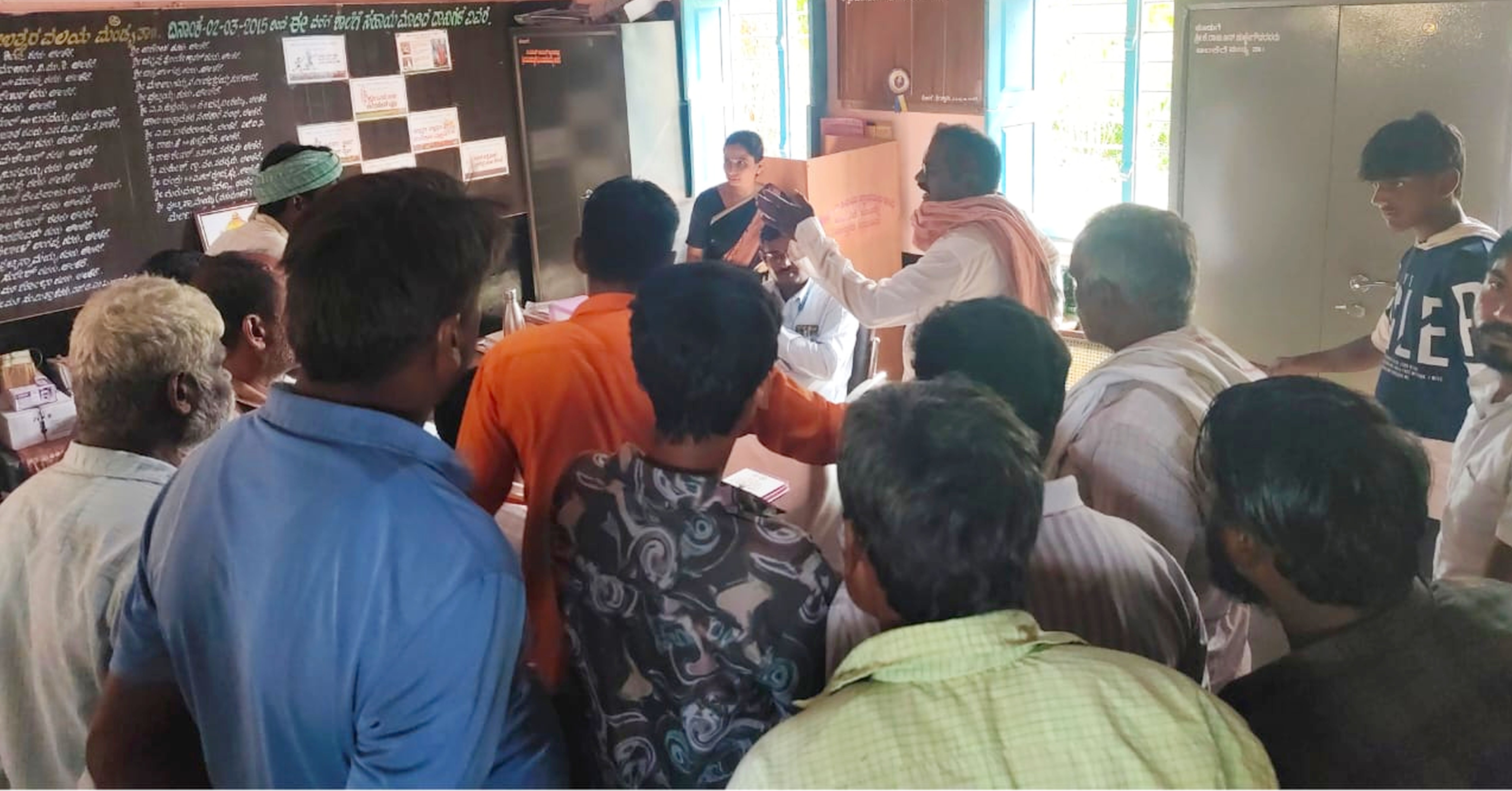 ಮಂಡ್ಯ ತಾಲ್ಲೂಕಿನ ಆಲಕೆರೆ ಸರ್ಕಾರಿ ಶಾಲೆಯಲ್ಲಿ ಮೊಟ್ಟೆ ವಿತರಣೆ ಸಂಬಂಧ ವಿದ್ಯಾರ್ಥಿಗಳ ಪೋಷಕರು ಶಿಕ್ಷಕರೊಂದಿಗೆ ವಾಗ್ವಾದ ನಡೆಸುತ್ತಿರುವ ದೃಶ್ಯ 