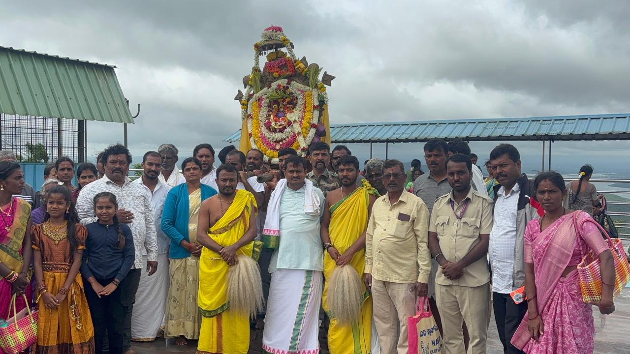ಸರಗೂರು ತಾಲ್ಲೂಕು ಚಿಕ್ಕದೇವಮ್ಮ ಬೆಟ್ಟದಲ್ಲಿ ಗುರುವಾರ ಭೀಮನ ಅಮಾವಾಸ್ಯೆ ಪ್ರಯುಕ್ತ ಅಮ್ಮನವರ ಉತ್ಸವ ನಡೆಯಿತು