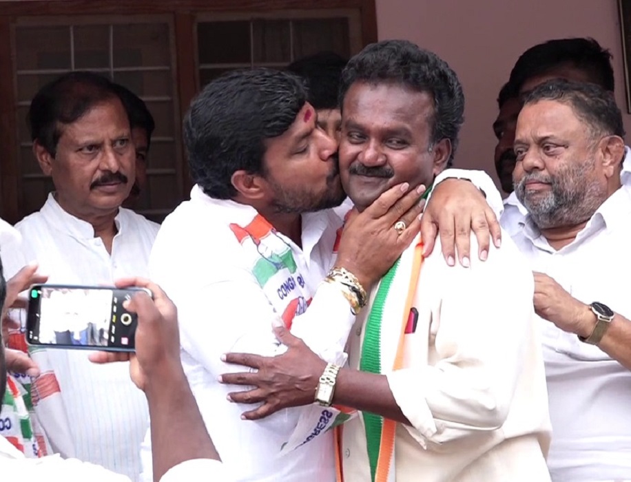 ಒಂದು ಮುತ್ತಿನ ಕತೆ... ಕೋಲಾರ ತಾಲ್ಲೂಕಿನ ವೇಮಗಲ್‌ನಲ್ಲಿ ಶಾಸಕ ಕೊತ್ತೂರು ಮಂಜುನಾಥ್‌ ಕಾಂಗ್ರೆಸ್‌ ಸೇರಿದ ಬಿಜೆಪಿ–ಜೆಡಿಎಸ್‌ ಮುಖಂಡರ ಕೆನ್ನೆಗೆ ಮುತ್ತು ನೀಡಿ ಪಕ್ಷಕ್ಕೆ ಬರ ಮಾಡಿಕೊಂಡ ಸಂದರ್ಭ