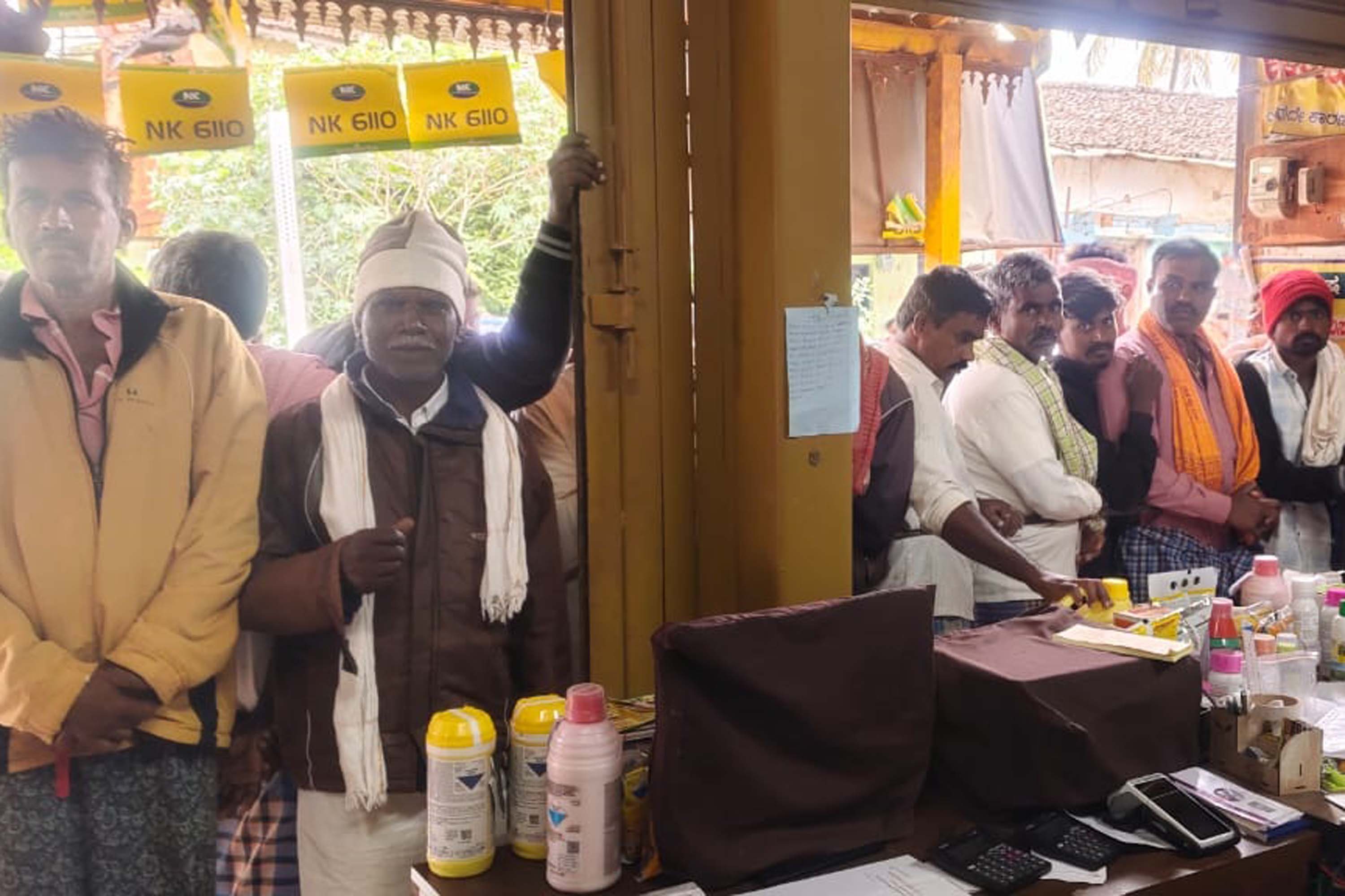 ನ್ಯಾಮತಿಯಲ್ಲಿ ಯೂರಿಯಾ ರಸಗೊಬ್ಬರ ಪಡೆಯಲು ಗುರುವಾರ ರಸಗೊಬ್ಬರ ವರ್ತಕರಾದ ನುಚ್ಚಿನ ಜಂಬಪ್ಪ ಅಂಡ್ ಸನ್ಸ್(ವಾಗೀಶ ನುಚ್ಚಿನ) ಅಂಗಡಿಯ ಮುಂದೆ ರೈತರು ಮುಗಿಬಿದ್ದಿರುವುದು.