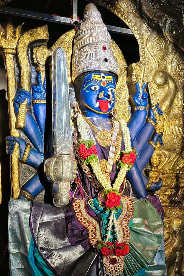 ಶ್ರೀರಂಗಪಟ್ಟಣ ತಾಲ್ಲೂಕಿನ ಟಿ.ಎಂ. ಹೊಸೂರು ಗೇಟ್‌ ಬಳಿಯ ಮಹಾಕಾಳಿ ದೇವಾಲಯದಲ್ಲಿ ಭೀಮನ ಅಮಾವಾಸ್ಯೆ ನಿಮಿತ್ತ ದೇವಿಗೆ ವಿಶೇಷ ಅಲಂಕಾರ ಮಾಡಲಾಗಿತ್ತು