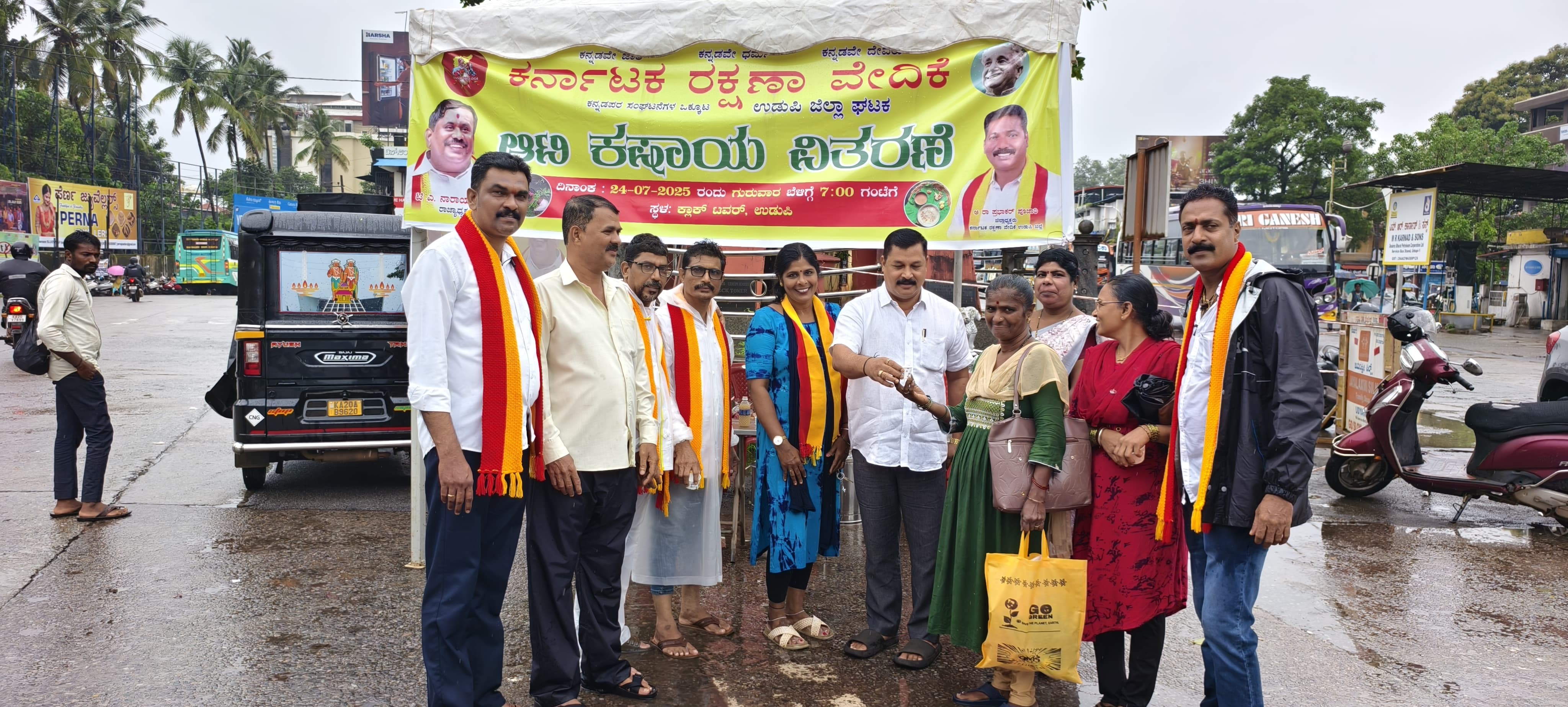 ಸಾರ್ವಜನಿಕರಿಗೆ ಪಾಲೆಮರದ ತೊಗಟೆ ಕಷಾಯ ವಿತರಿಸಲಾಯಿತು