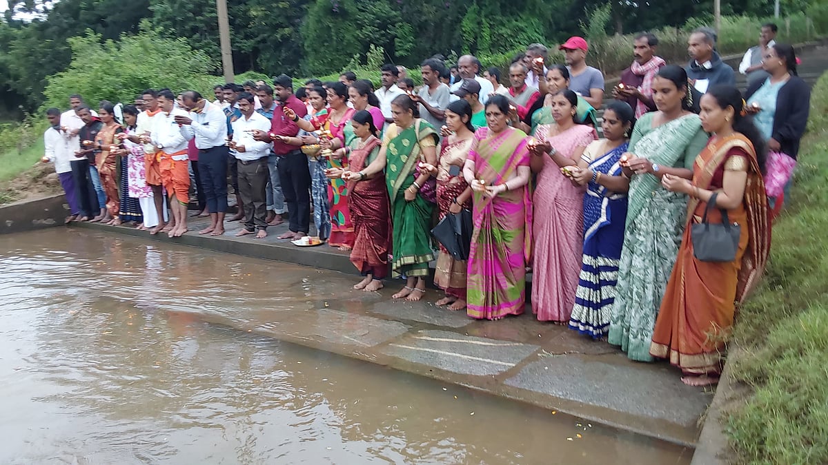 ಕುಶಾಲನಗರ: ಮದ್ಯವರ್ಜನ ಶಿಬಿರಾರ್ಥಿಗಳಿಂದ ಕಾವೇರಿ ನದಿಗೆ ಆರತಿ 