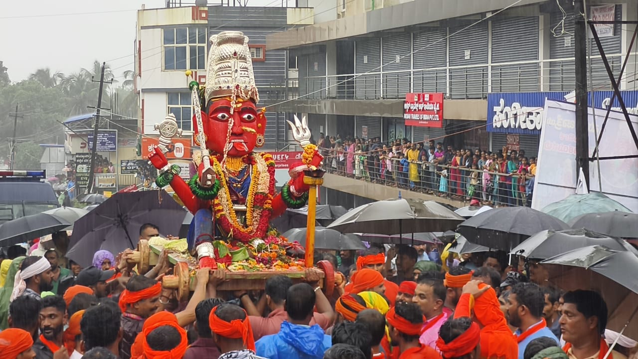 ಮಾರಿ ಮೂರ್ತಿಯನ್ನು ಸಾವಿರಾರು ಭಕ್ತರ ಹರ್ಷೋದ್ಘಾರಗಳ ನಡುವೆ ಭವ್ಯ ಮೆರವೆಣಿಗಯಲ್ಲಿ ಕೊಂಡೊಯ್ದು ಸಮುದ್ರದಲ್ಲಿ ವಿರ್ಸಜನೆ ಮಾಡಲಾಯಿತು