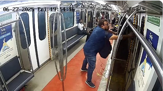 ಕೋಲ್ಕತ್ತ ಮೆಟ್ರೊ ರೈಲಿನ ಬಾಗಿಲಿಗೆ ಕಪ್ಪು ಬಣ್ಣ ಬಳಿದು ವಿಕೃತಿ ಮೆರೆದ ಪ್ರಯಾಣಿಕ!