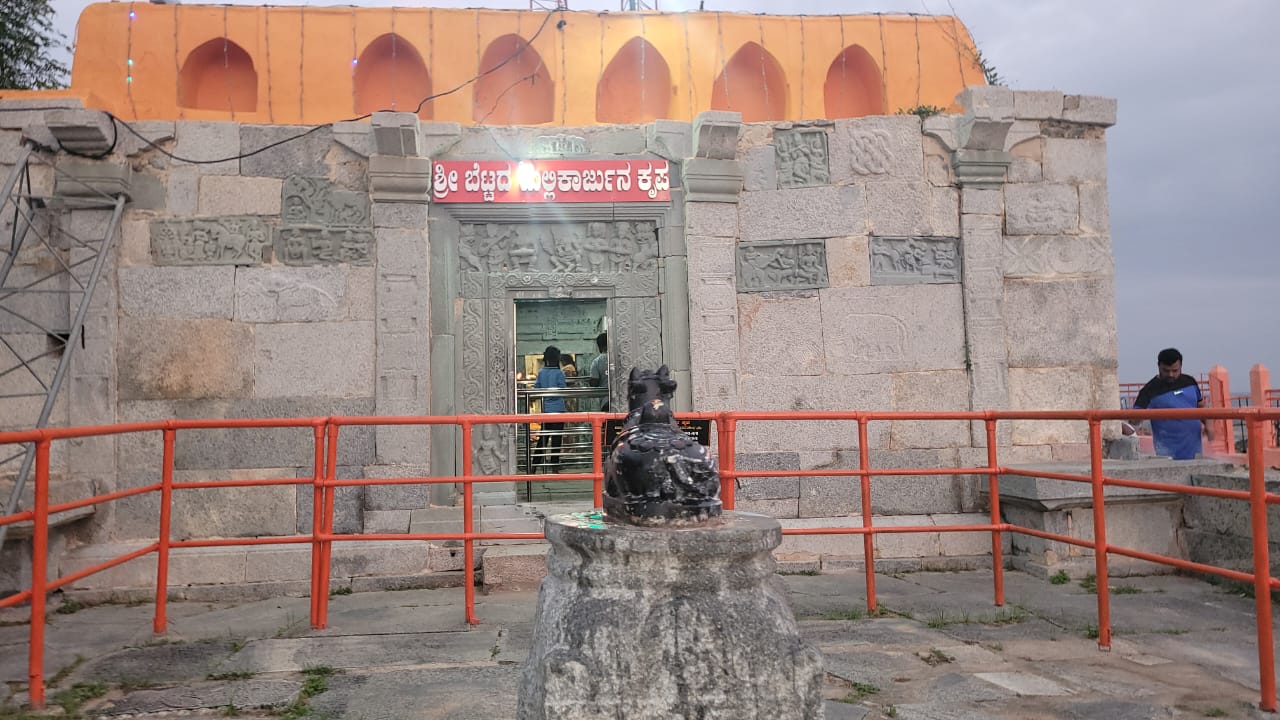 ಬೆಟ್ಟದ ಮೇಲಿರುವ ಮಲ್ಲಯ್ಯನ ಕಲ್ಲಿನ ಶಿಲಾ ದೇವಸ್ಥಾನ