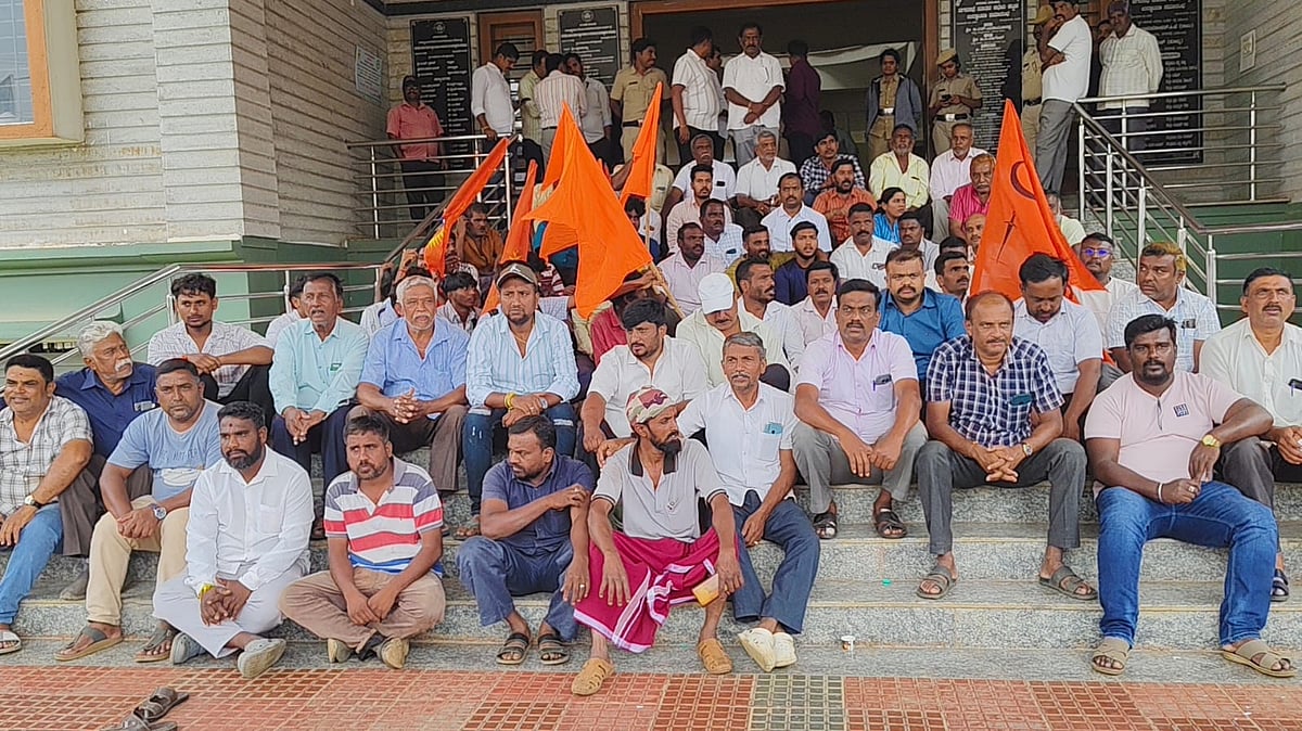 ತಿಪಟೂರು | ಧ್ವಜ ವಿವಾದ: ಪ್ರಕರಣ ಹಿಂಪಡೆಯುವಂತೆ ನಗರಸಭೆ ಎದುರು ಪ್ರತಿಭಟನೆ