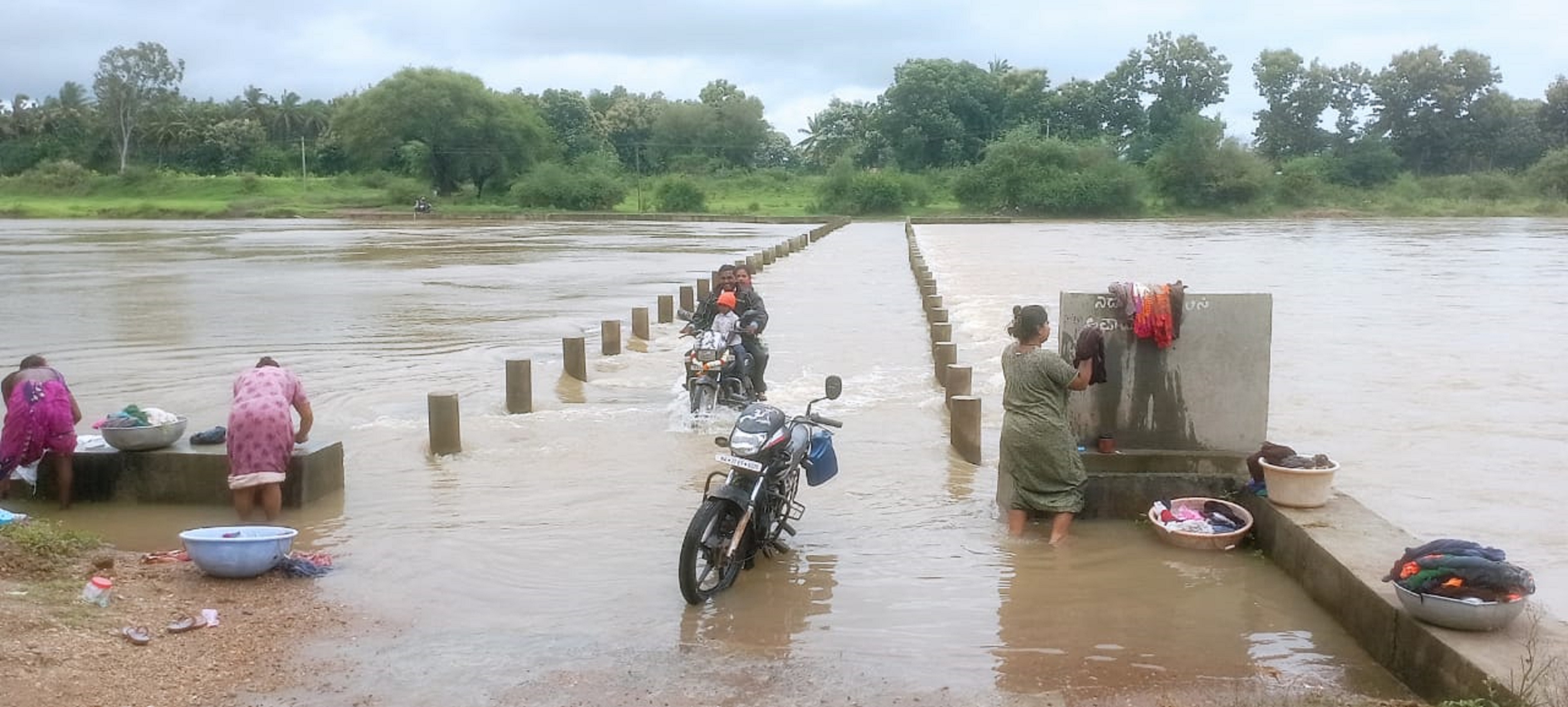 ಹಾವೇರಿ ತಾಲ್ಲೂಕಿನ ಕರ್ಜಗಿ ಹಾಗೂ ಚಿಕ್ಕಮಗದೂರು ನಡುವಿನ ಕಿರು ಸೇತುವೆ ಭಾಗಶಃ ಮುಳುಗಡೆಯಾಗಿರುವುದು