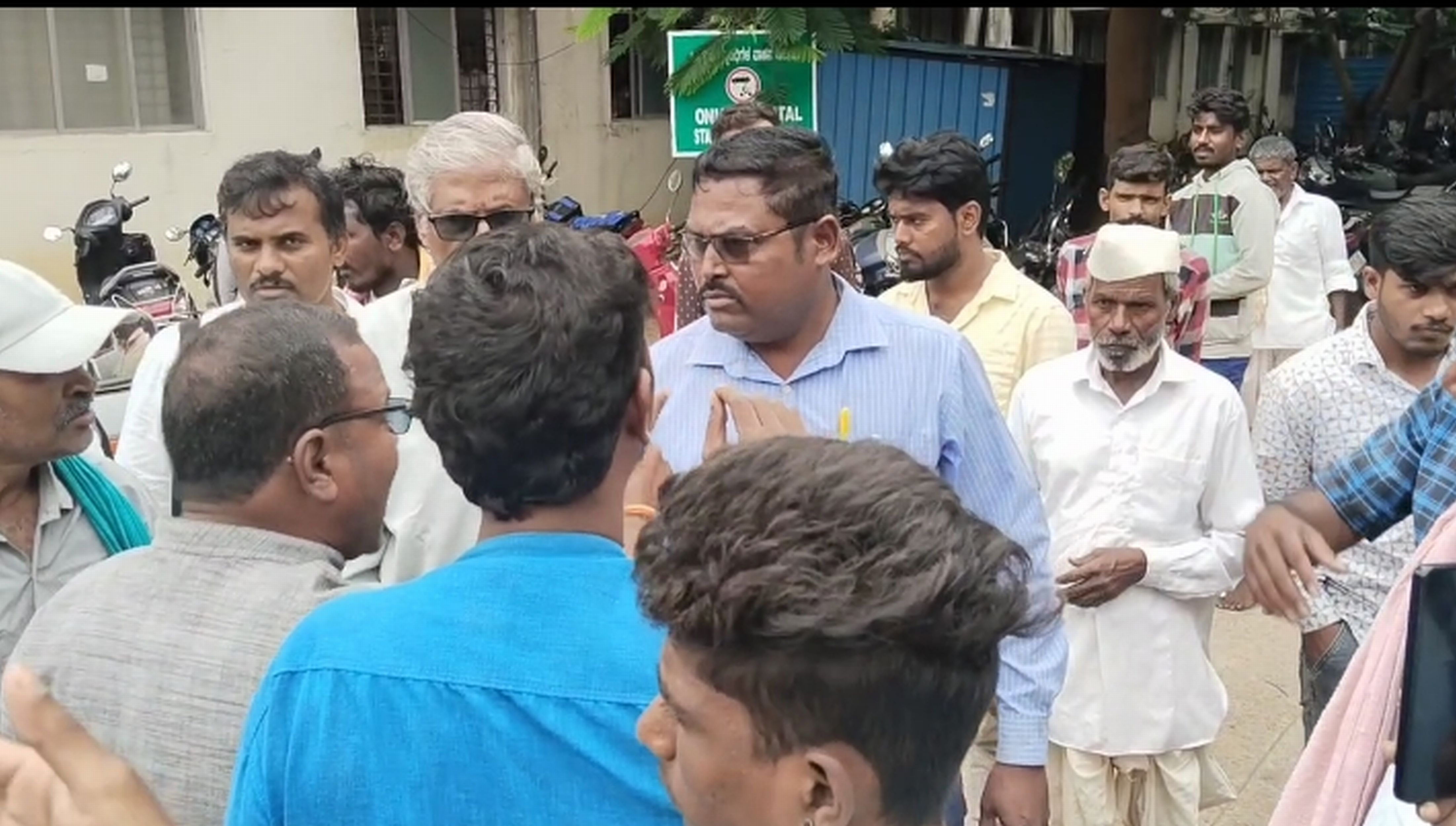 ಕೊಪ್ಪಳದ ಜಿಲ್ಲಾಸ್ಪತ್ರೆ ಆವರಣದಲ್ಲಿ ಭದ್ರತಾ ಸಿಬ್ಬಂದಿ ಹೋರಾಟಗಾರರು ನಡುವೆ ನಡೆದ ಜಟಾಪಟಿ