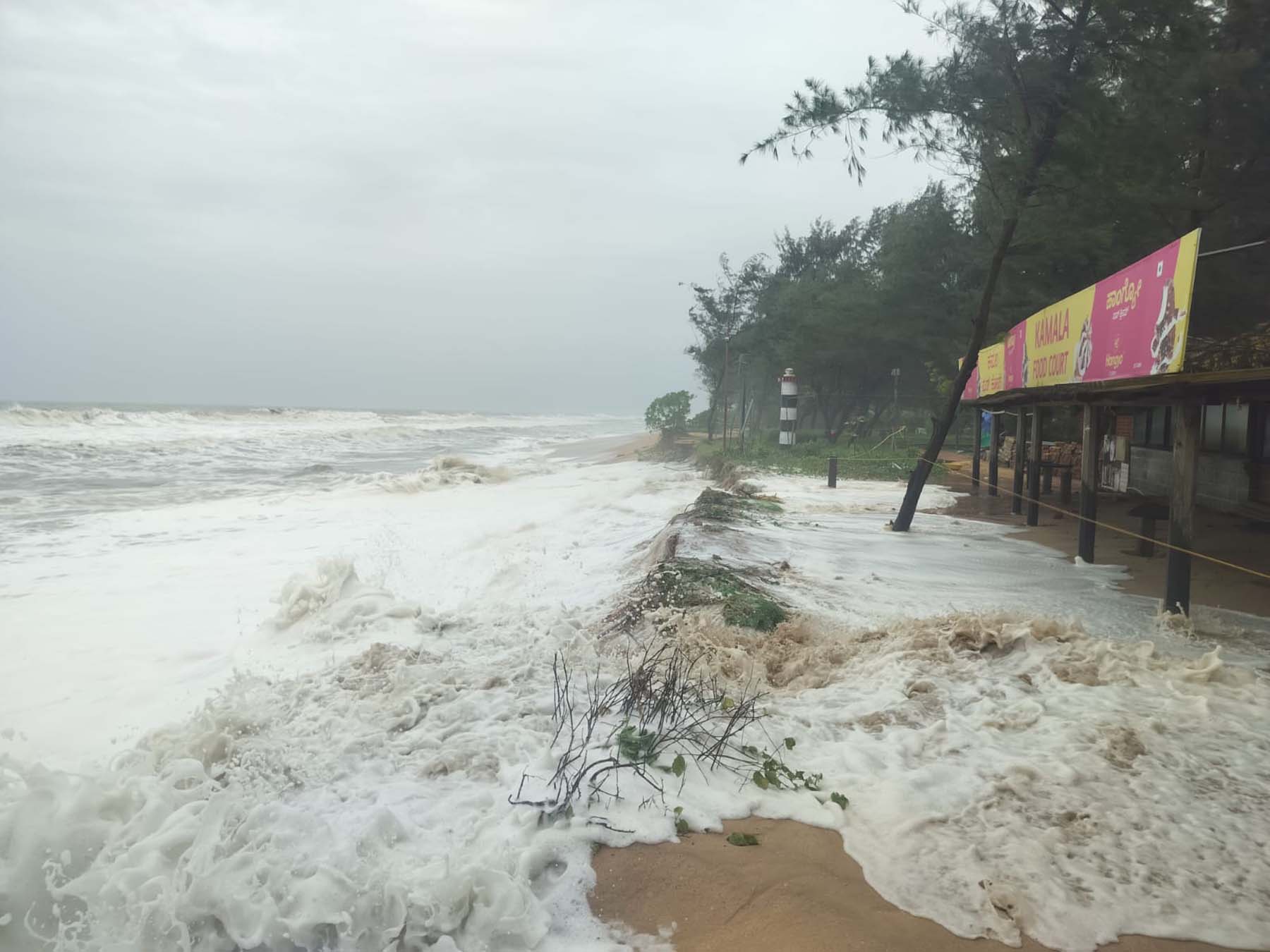 ಪಡುಬಿದ್ರಿಯ ಬ್ಲೂಫ್ಲ್ಯಾಗ್ ಬೀಚ್‌ನಲ್ಲಿ  ಕಡಲ್ಕೊರೆತ ಶುಕ್ರವಾರ ತೀವ್ರಗೊಂಡಿತ್ತು