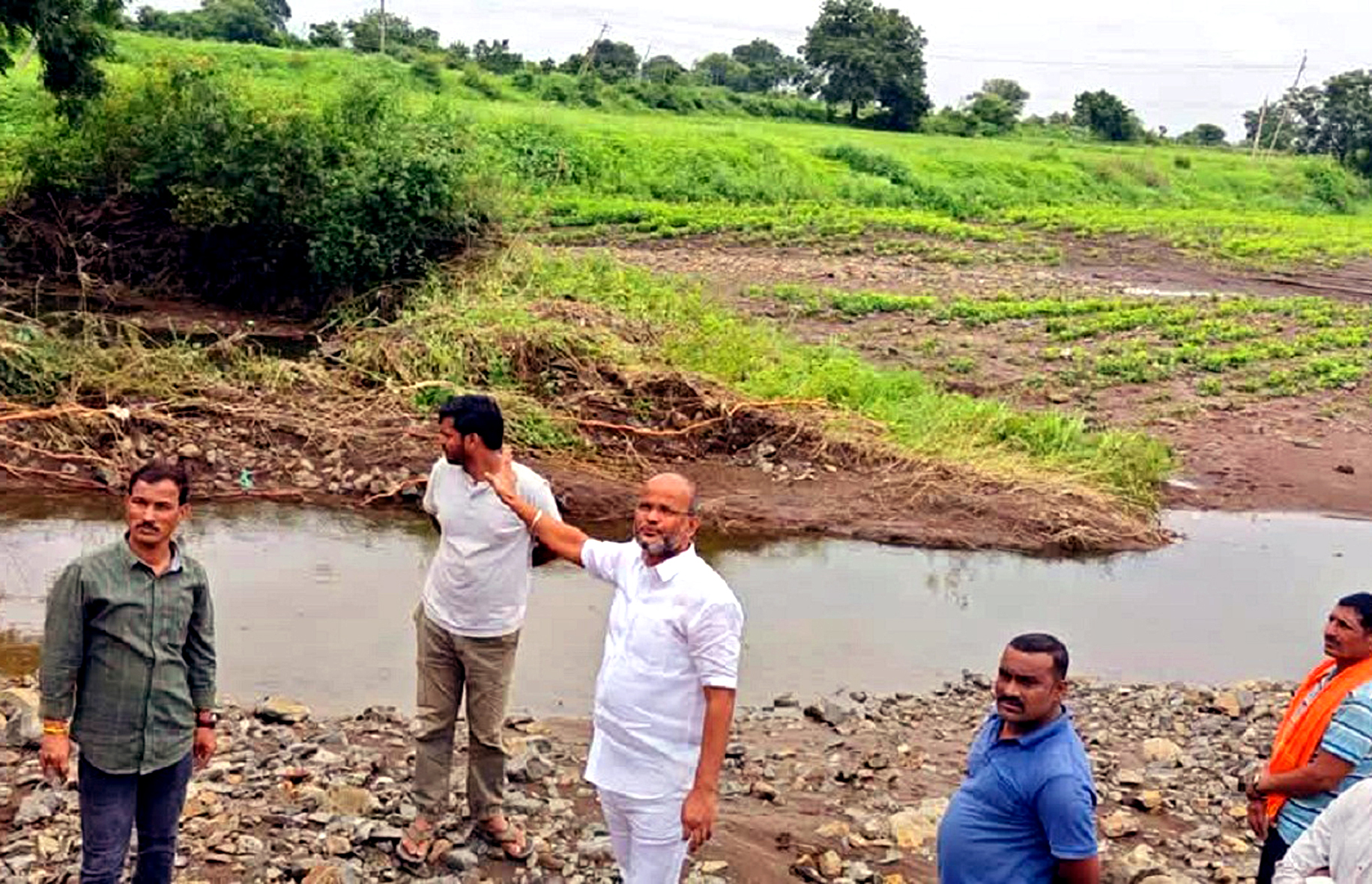 ಬಸವಕಲ್ಯಾಣ ತಾಲ್ಲೂಕಿನ ಕೊಹಿನೂರ ವ್ಯಾಪ್ತಿಯಲ್ಲಿನ ಮಳೆ ನೀರು ಹೊಲದಲ್ಲಿ ನುಗ್ಗಿರುವ ಪ್ರದೇಶಕ್ಕೆ ಶುಕ್ರವಾರ ಶಾಸಕ ಶರಣು ಸಲಗರ ಭೇಟಿ ನೀಡಿ ಪರಿಶೀಲಿಸಿದರು