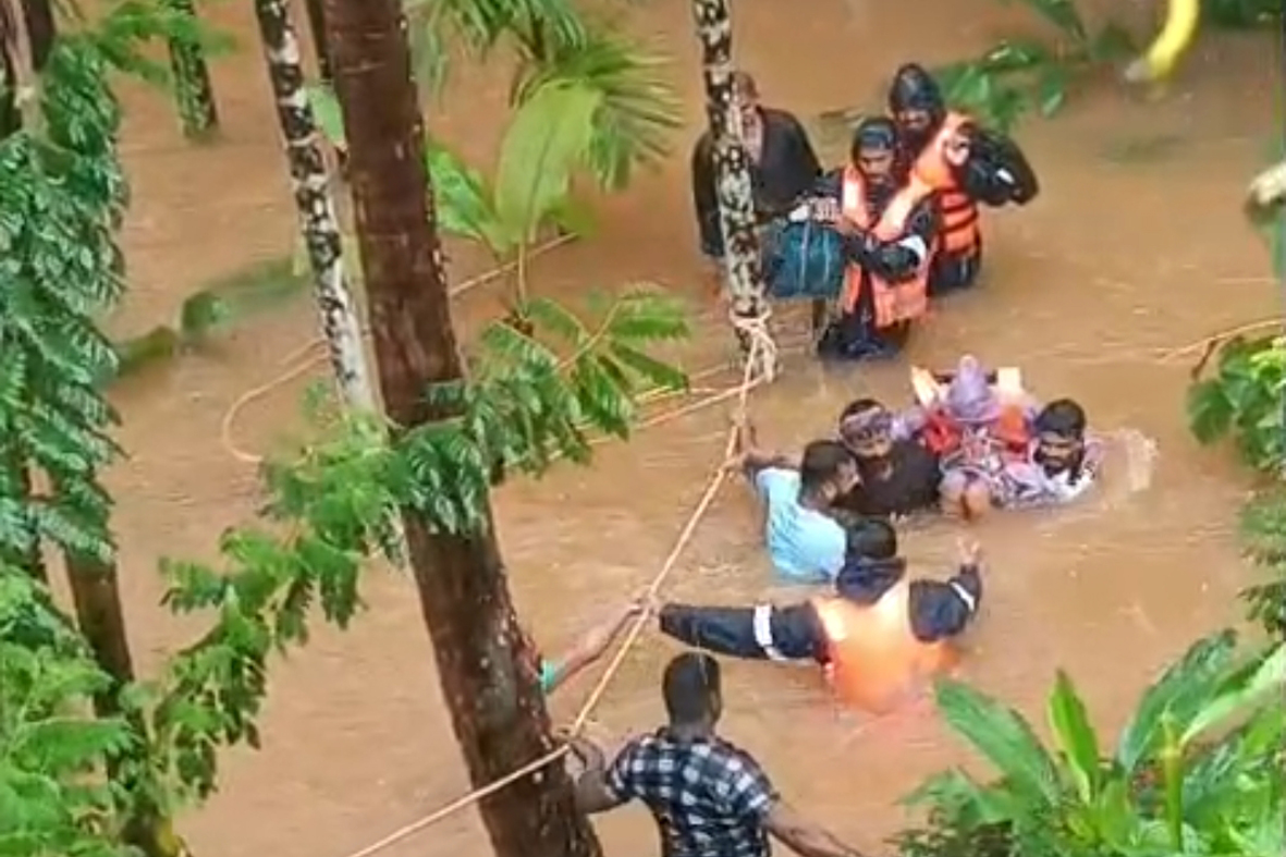 ಹೊನ್ನಾವರ ತಾಲ್ಲೂಕಿನ ಭಾಸ್ಕೇರಿ ಹಳ್ಳದ ದಂಡೆಯ ಜನರನ್ನು ಎನ್.ಡಿ.ಆರ್.ಎಫ್ ಸಿಬ್ಬಂದಿ ಸುರಕ್ಷಿತ ಸ್ಥಳಕ್ಕೆ ಕರೆದೊಯ್ದರು