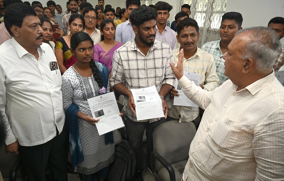 ಹಣವಿದ್ದರೆ ಎಲ್ಲರೂ ನೆಂಟರೇ, ಇಲ್ಲದಿದ್ದರೆ ಯಾರೂ ಇಲ್ಲ; ಜಾಗೃತರಾಗಿರಿ: ಸಚಿವ ಸಲಹೆ