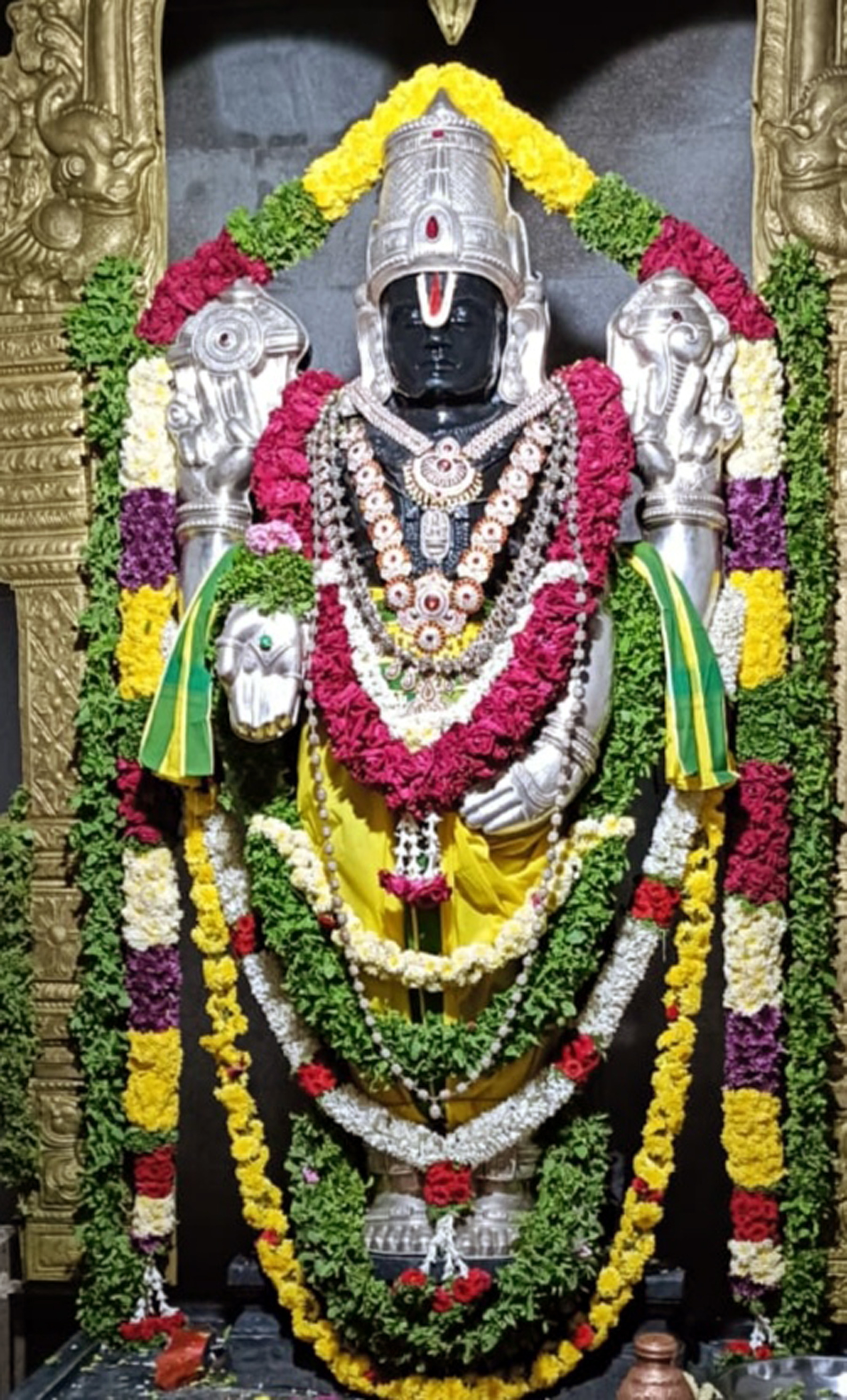 ಯಳಂದೂರು ಪಟ್ಟಣದ ಚಿಕ್ಕತಿರುಪತಿ ದೇಗುಲದಲ್ಲಿ ವೆಂಕಟಾದ್ರಿಗೆ ವಿಶೇಷ ಪೂಜೆ ನೆರವೇರಿಸಲಾಯಿತು
