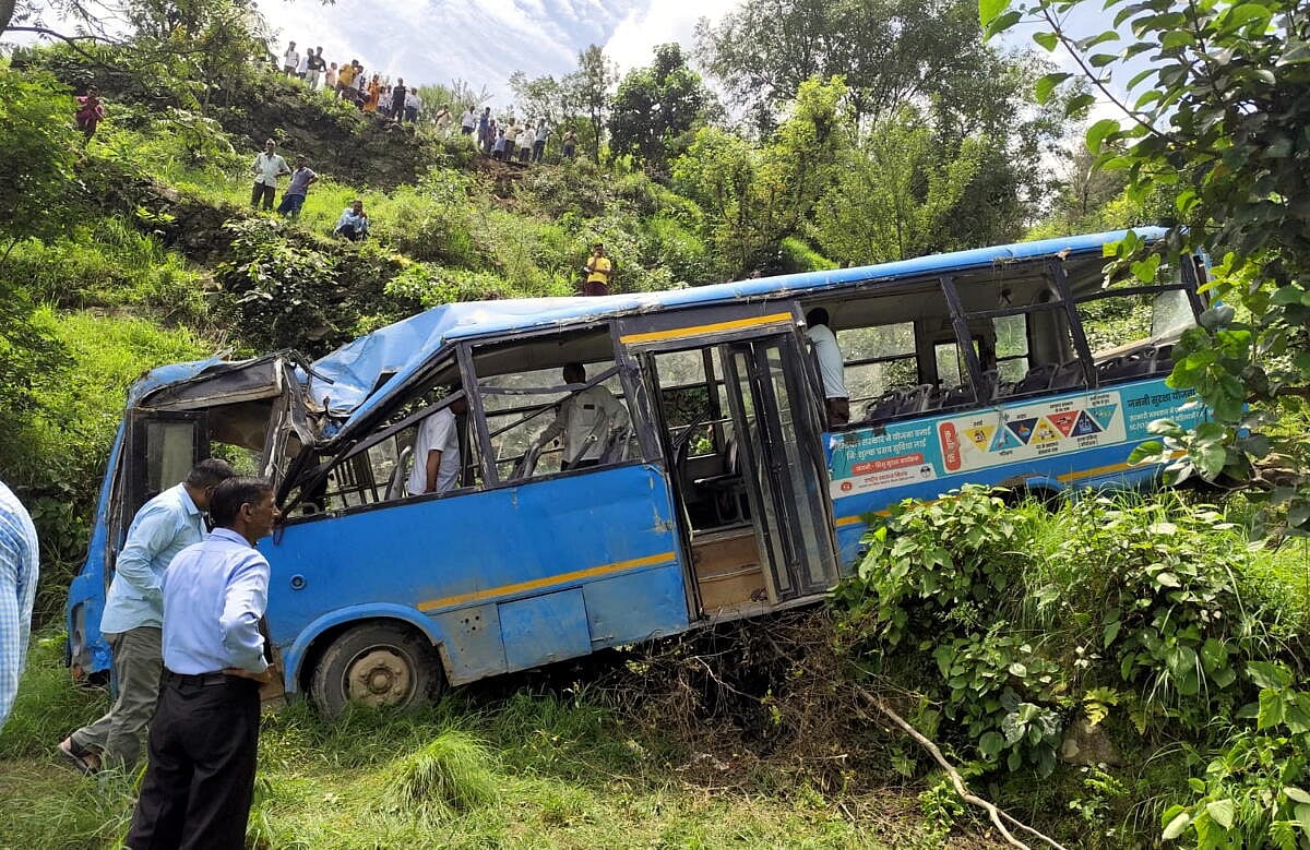 ಹಿಮಾಚಲ ಪ್ರದೇಶ | 100 ಅಡಿ ಆಳದ ಕಂದಕಕ್ಕೆ ಉರುಳಿದ ಬಸ್; 8 ಸಾವು, 21 ಮಂದಿಗೆ ಗಾಯ
