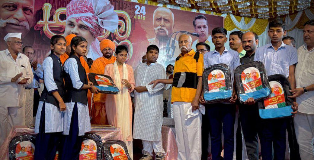 ಚಿಕ್ಕೋಡಿ ಪಟ್ಟಣದ ಪರಟಿ ನಾಗಲಿಂಗೇಶ್ವರ ಸಭಾಭವನದಲ್ಲಿ ಶಾಸಕ ಗಣೇಶ ಹುಕ್ಕೇರಿ ಅವರ 47ನೇ ಜನ್ಮದಿನಾಚರಣೆ ನಿಮಿತ್ಯವಾಗಿ ತಾಲ್ಲೂಕಿನ ವಿವಿಧ ಸರ್ಕಾರಿ ಶಾಲಾ ಕಾಲೇಜು ವಿದ್ಯಾರ್ಥಿಗಳಿಗೆ ಬ್ಯಾಗ್ ಗಳನ್ನು ವಿತರಣೆ ಮಾಡಲಾಯಿತು.
