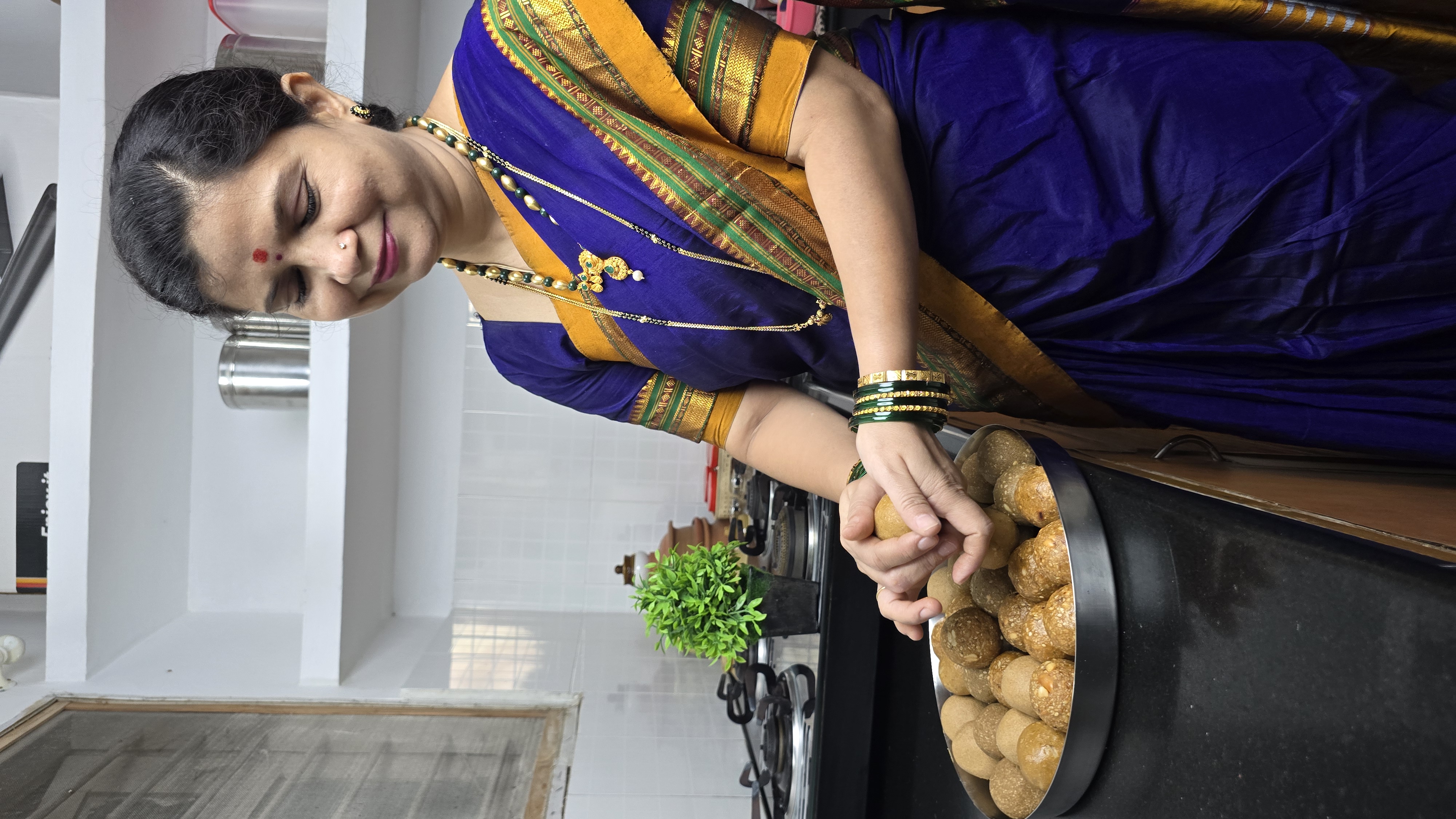 ಉಂಡಿ ತಯಾರಿಯಲ್ಲಿ ನಿರತ ಗೀತಾ ಪ್ರದೀಪ್‌