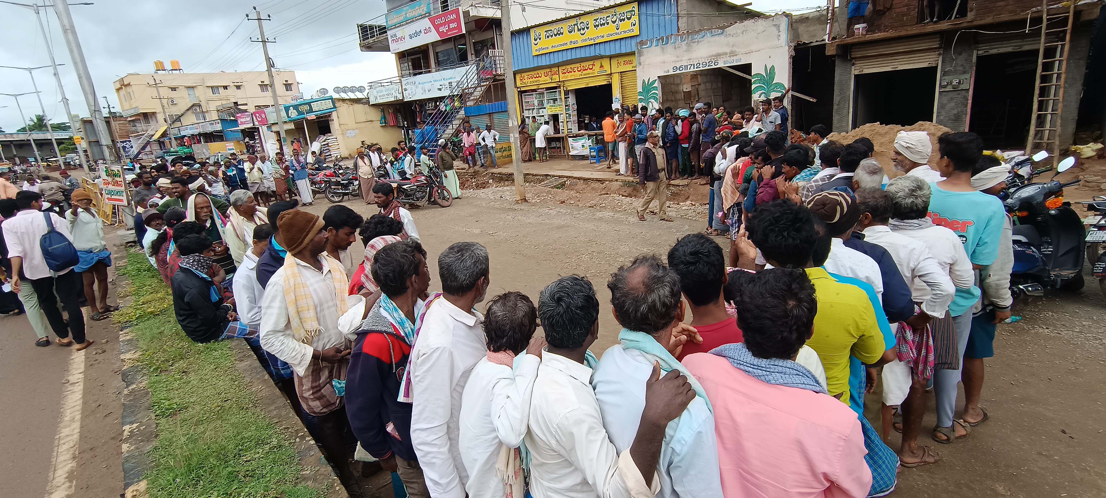 ಜಗಳೂರಿನ ಖಾಸಗಿ ರಸಗೊಬ್ಬರ ವಿತರಣಾ ಕೇಂದ್ರದ ಎದುರು ರೈತರು ಯೂರಿಯಾ ಪಡೆಯಲು ದಿನವಿಡೀ ಸರತಿ ಸರದಿಯಲ್ಲಿ ಕಾದು ನಿಂತಿದ್ದರು