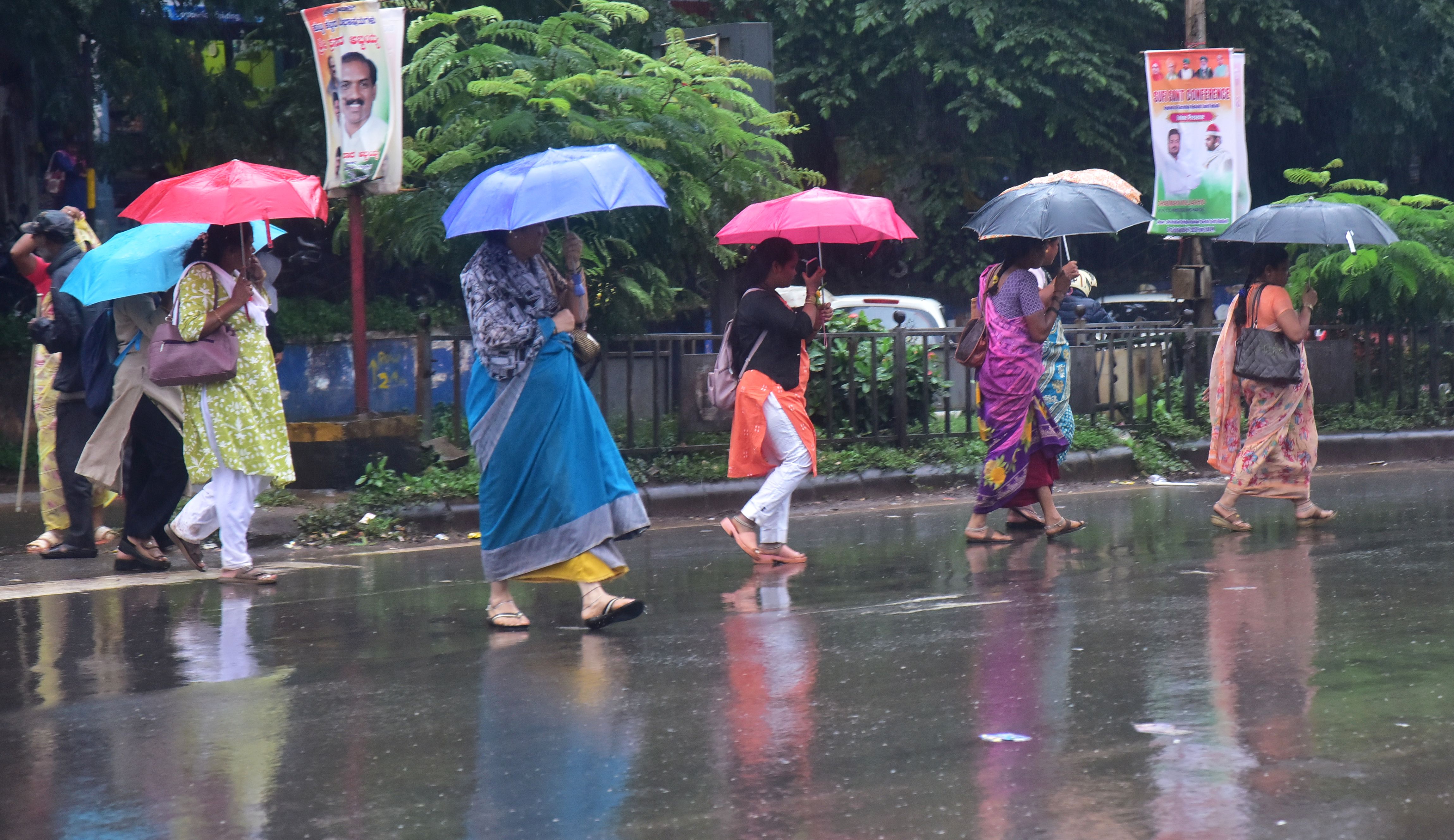 ಹುಬ್ಬಳ್ಳಿಯ ಮಹಾನಗರ ಪಾಲಿಕೆ ಕಚೇರಿ ಎದುರು ಮಹಿಳೆಯರು ಶುಕ್ರವಾರ ಸುರಿಯುತ್ತಿದ್ದ ಮಳೆಯಿಂದ ರಕ್ಷಿಸಿಕೊಳ್ಳಲು ಛತ್ರಿ ಹಿಡಿದು ರಸ್ತೆ ದಾಟುವುದು ಗಮನ ಸೆಳೆಯಿತು
ಪ್ರಜಾವಾಣಿ ಚಿತ್ರ/ ಗುರು ಹಬೀಬ
