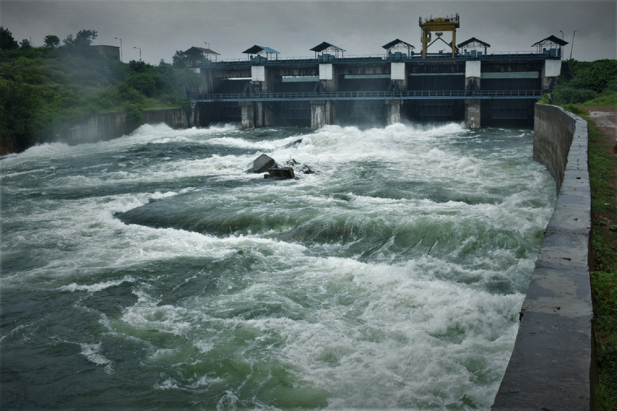 ಚಿಂಚೋಳಿ ತಾಲ್ಲೂಕಿನ ನಾಗರಾಳ ಜಲಾಶಯದಿಂದ ನದಿಗೆ ಶನಿವಾರ ನೀರು ಬಿಟ್ಟಿರುವುದು
