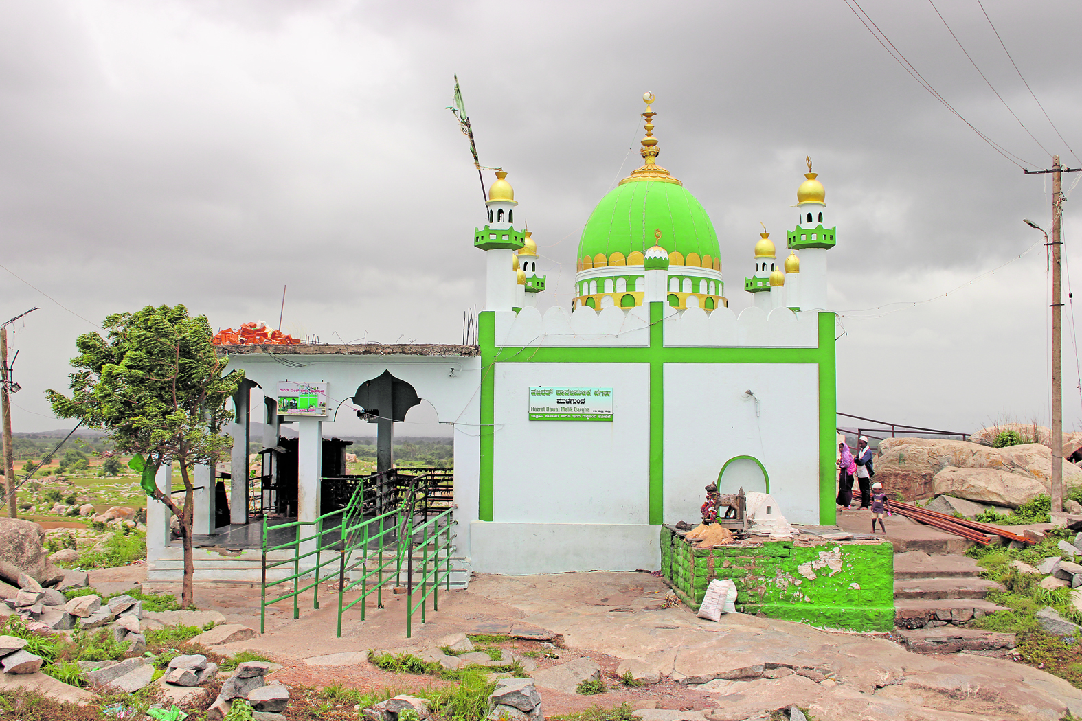 ಬೆಟ್ಟದ ಮೇಲಿರುವ ದಾವಲ್‌ ಮಲಿಕ್‌ ದರ್ಗಾ
ಚಿತ್ರಗಳು: ಬನೇಶ ಕುಲಕರ್ಣಿ    