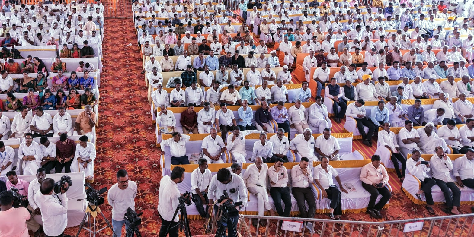 ಎಸ್ಆರ್ ಪಾಟೀಲ ಸಮೂಹ ಸಂಸ್ಥೆಗಳ ವಿವಿಧ ಕಟ್ಟಡಗಳ ಉದ್ಘಾಟನಾ ಸಮಾರಂಭದಲ್ಲಿ ಪಾಲ್ಗೊಂಡಿರುವ ಜನಸ್ತೋಮ