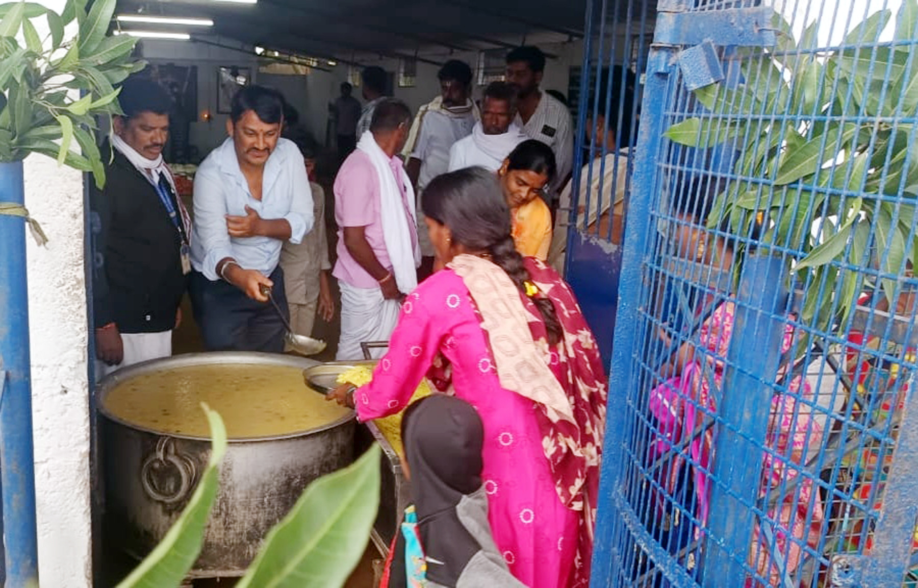 ಭಕ್ತರಿಗೆ ಅನ್ನ ಪ್ರಸಾದ ವಿತರಿಸಲಾಯಿತು