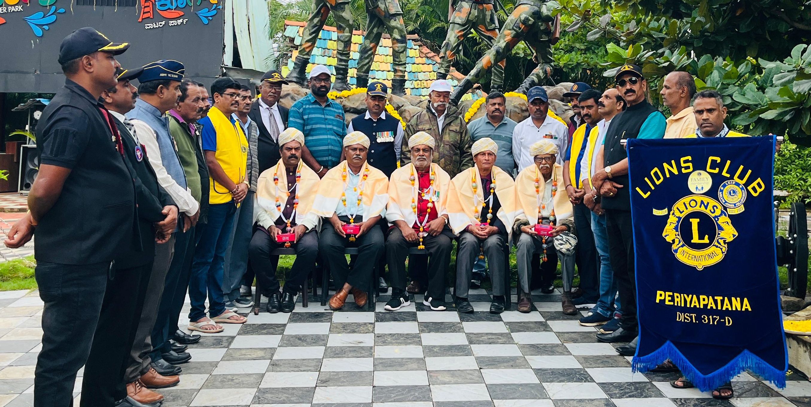 ಪಿರಿಯಾಪಟ್ಟಣ ಲಯನ್ಸ್ ಕ್ಲಬ್ ವತಿಯಿಂದ ಕಾರ್ಗಿಲ್ ವಿಜಯ ದಿವಸ್ ಅಂಗವಾಗಿ ನಿವೃತ್ತ ಸೈನಿಕರನ್ನು ಸನ್ಮಾನಿಸಲಾಯಿತು. ಜೆ. ಗಿರೀಶ್ ಕುಮಾರ್ ಕೆ.ಎ ಮಹದೇವಪ್ಪ ಜಿ.ಸಿ. ವಿಕ್ರಮ್ ರಾಜ್ ಹಾಜರಿದ್ದರು