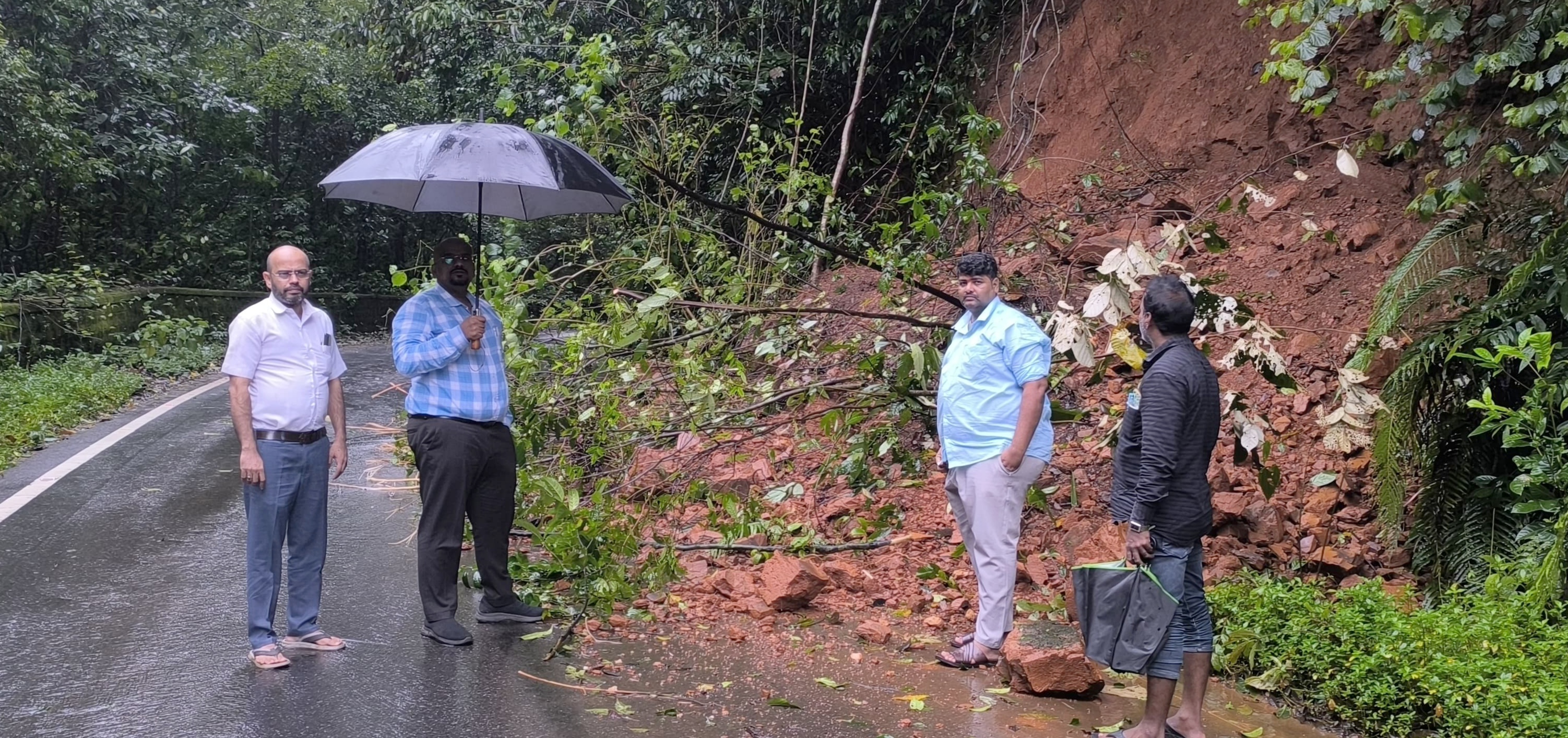 ಕಾರ್ಕಳ ತಾಲ್ಲೂಕಿನ ಮಾಳ - ಕುದುರೆಮುಖ ರಾಷ್ಟ್ರೀಯ ಹೆದ್ದಾರಿಯಲ್ಲಿ ಗುಡ್ಡ ಜರಿದು ರಸ್ತೆಗೆ ಮಣ್ಣು ಬಿದ್ದಿದ್ದು ಶನಿವಾರ  ತಹಶೀಲ್ದಾರ್ ಪರಿಶೀಲಿಸಿದರು 