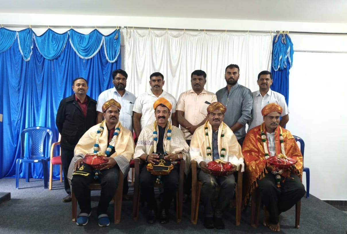 ಪಿರಿಯಾಪಟ್ಟಣದ ಆದಿಚುಂಚನಗಿರಿ ಶಿಕ್ಷಣ ಸಂಸ್ಥೆಯಲ್ಲಿ ತಾಲೂಕು ಒಕ್ಕಲಿಗರ ಸಂಘದ ಸಹಯೋಗದಲ್ಲಿ ಕಾರ್ಗಿಲ್ ವಿಜಯ ದಿವಸ ಅಂಗವಾಗಿ ನಿವೃತ್ತ ಸೈನಿಕರನ್ನು ಸನ್ಮಾನಿಸಲಾಯಿತು. ಆನಂದ್ ಸುಧಾಕರ್ ಮನು ಹಾಜರಿದ್ದರು