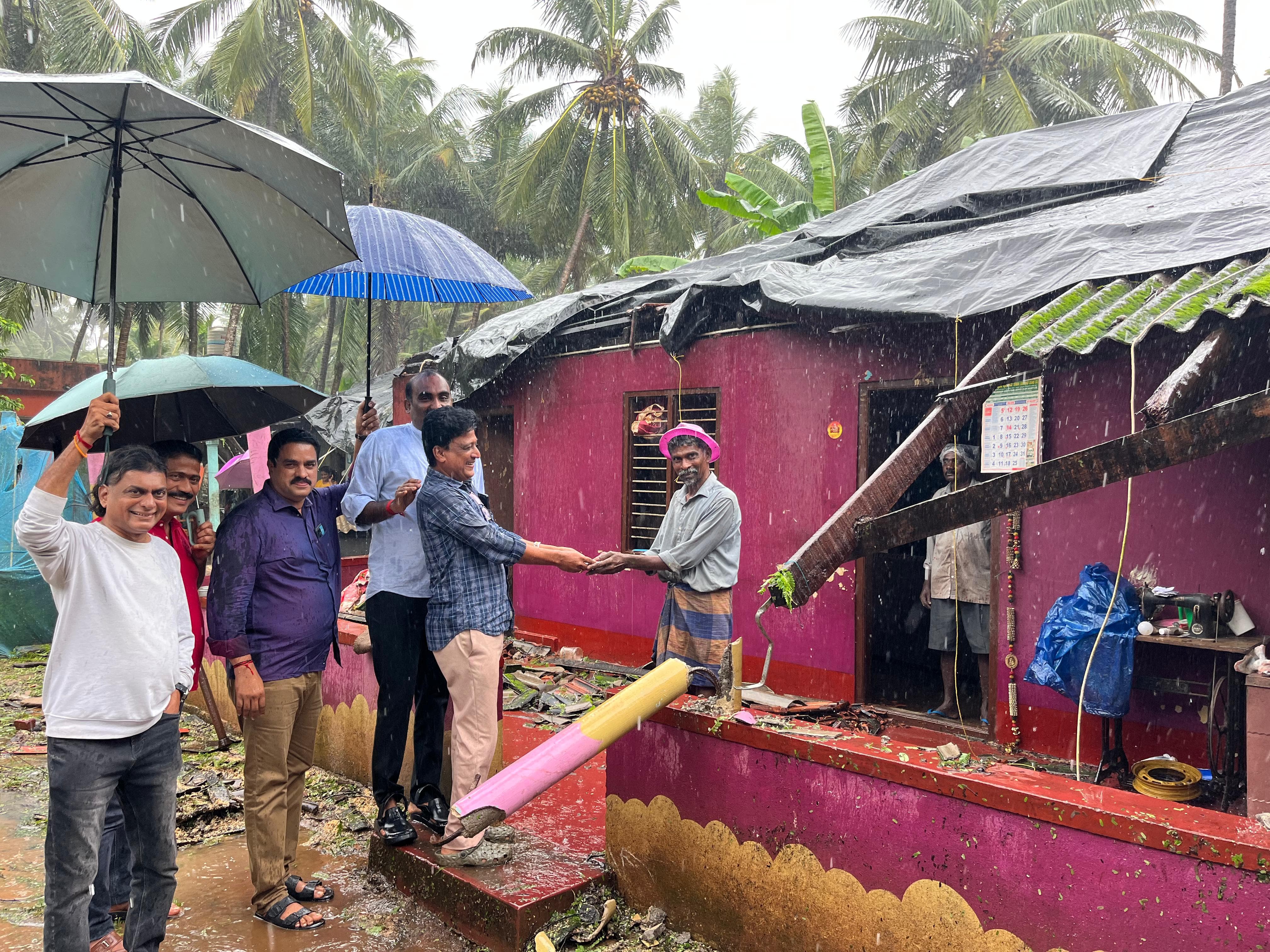 ಮನೆ ಕುಸಿದ ಸ್ಥಳಕ್ಕೆ ಶಾಸಕ ಯಶ್‌ಪಾಲ್ ಸುವರ್ಣ ಭೇಟಿ ನೀಡಿದರು