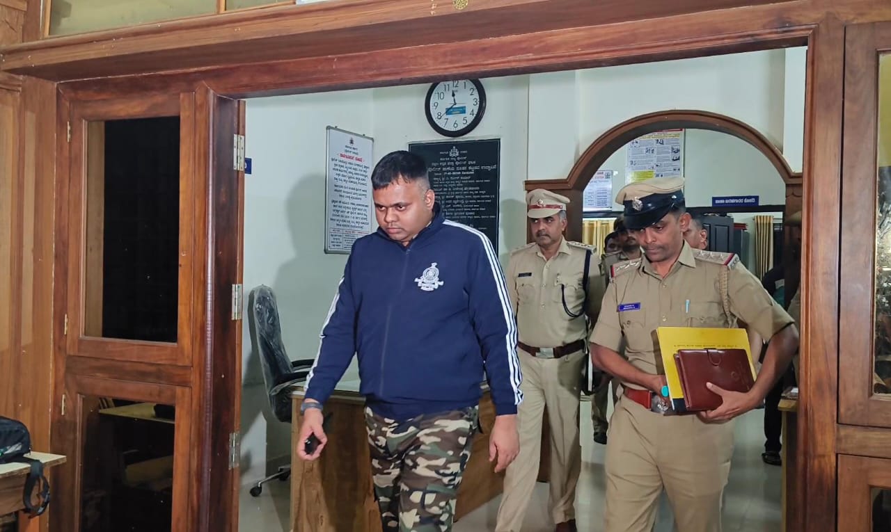 ವಿಶೇಷ ತನಿಖಾ ತಂಡದ ಜಿತೇಂದ್ರ ಕುಮಾರ್ ದಯಾಮ ನೇತೃತ್ವದ ಅಧಿಕಾರಿಗಳ ತಂಡವು ಧರ್ಮಸ್ಥಳ ಠಾಣೆಗೆ ಶುಕ್ರವಾರ ರಾತ್ರಿ ಭೇಟಿ ನೀಡಿ ಪ್ರಕರಣಕ್ಕೆ ಸಂಬಂಧಿಸಿದ ಮಾಹಿತಿ ಕಲೆ ಹಾಕಿತು