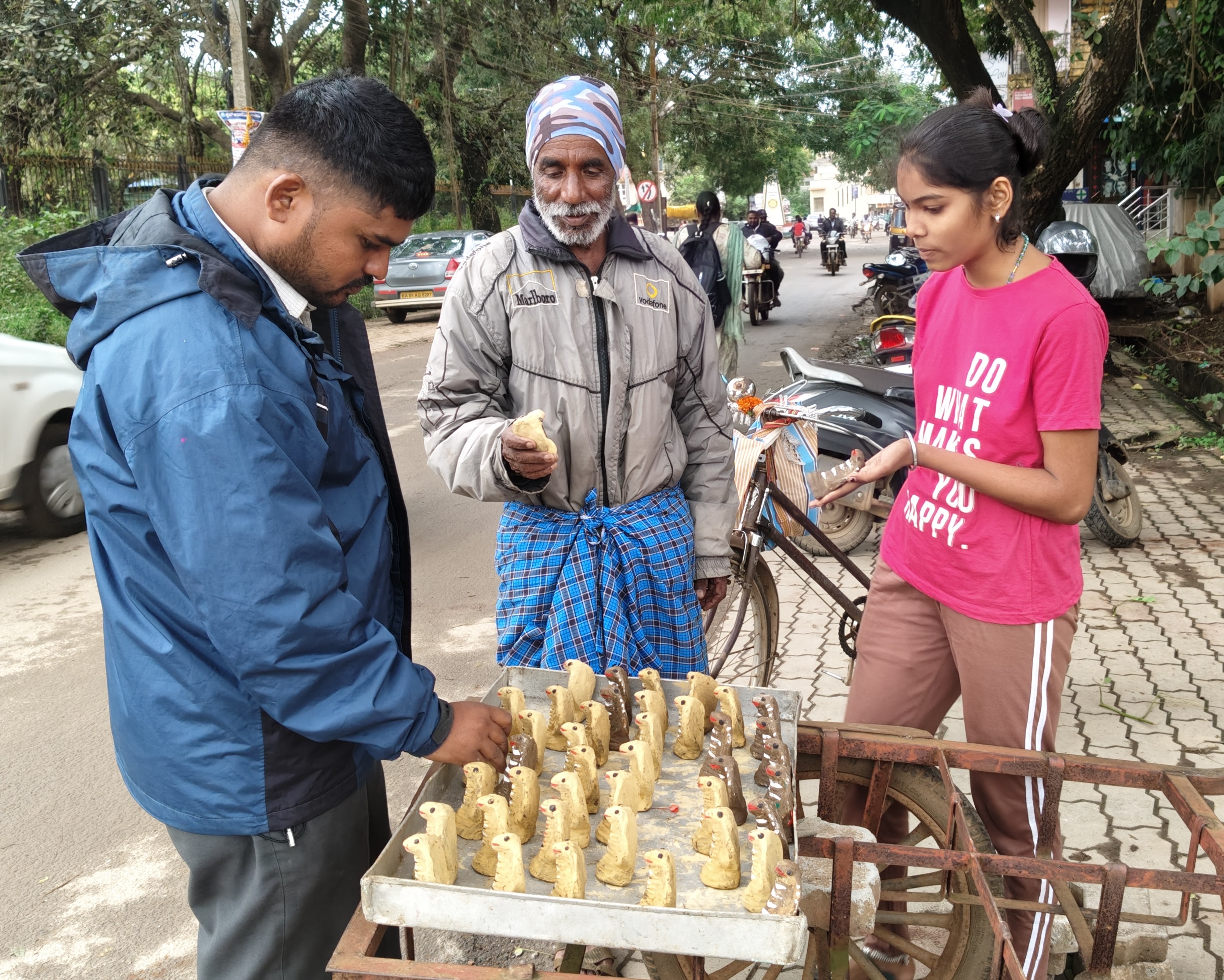ಹಾವೇರಿಯ ಮಾರುಕಟ್ಟೆಯಲ್ಲಿ ನಾಗರ ಮೂರ್ತಿಗಳನ್ನು ಜನರು ಶನಿವಾರ ಖರೀದಿಸಿದರು
