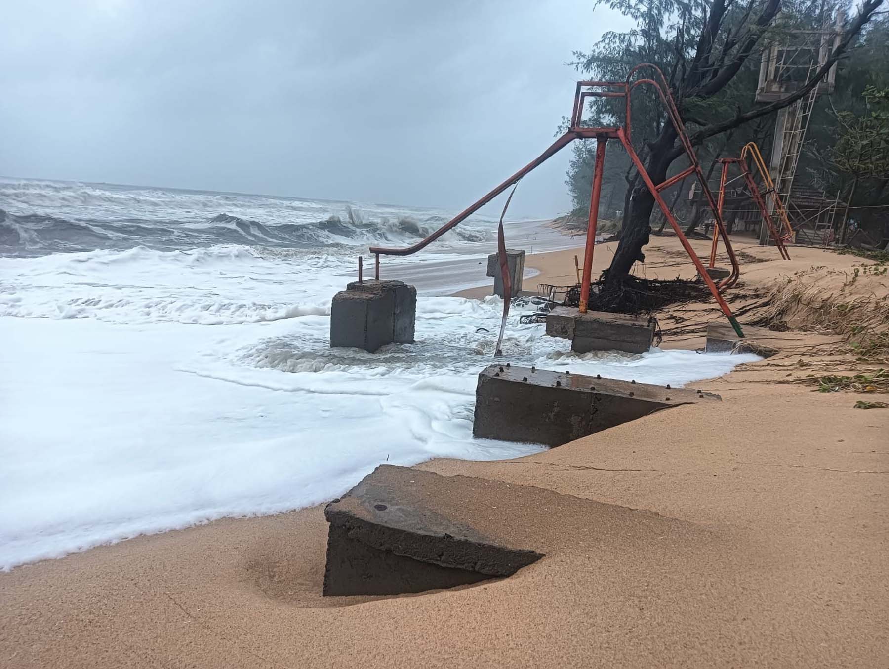 ಪಡುಬಿದ್ರಿಯ ಬ್ಲೂಫ್ಲ್ಯಾಗ್ ಬೀಚ್‌ನಲ್ಲಿ ಕಡಲ್ಕೊರೆತ ಶನಿವಾರ ಇನ್ನಷ್ಟು ತೀವ್ರಗೊಂಡಿದೆ
