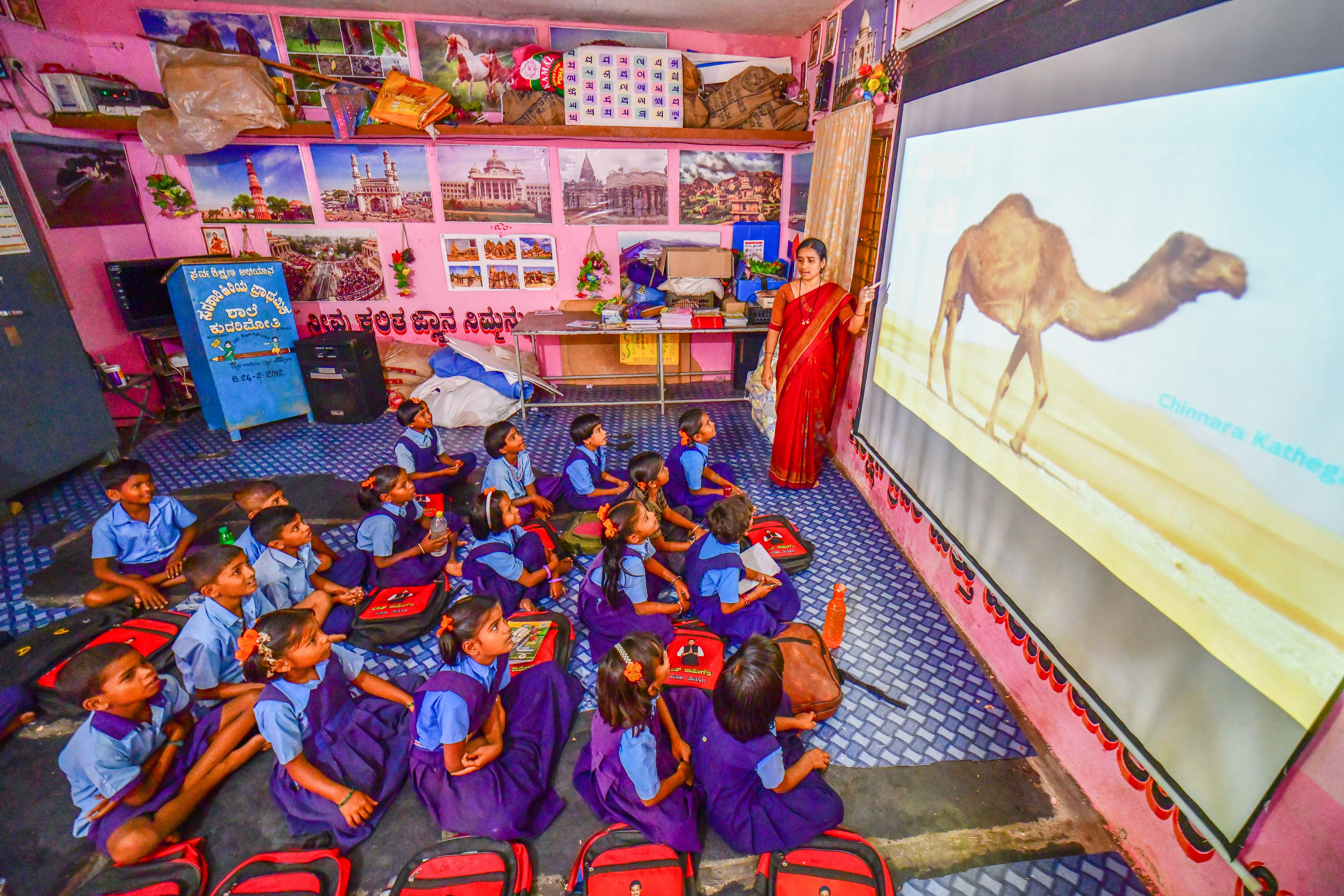 ಕೊಪ್ಪಳ ಜಿಲ್ಲೆಯ ಕುಕನೂರು ತಾಲ್ಲೂಕಿನ ಕುದರಿಮೋತಿ ಗ್ರಾಮದಲ್ಲಿ ಸರ್ಕಾರಿ ಹಿರಿಯ ಪ್ರಾಥಮಿಕ ಶಾಲೆಯಲ್ಲಿ ಪ್ರಾಜೆಕ್ಟರ್‌ ಮೂಲಕ ಮಕ್ಕಳಿಗೆ ಕಲಿಸುತ್ತಿದ್ದ ಶಿಕ್ಷಕಿ  ಪ್ರಜಾವಾಣಿ ಚಿತ್ರ: ಭರತ್ ಕಂದಕೂರ
